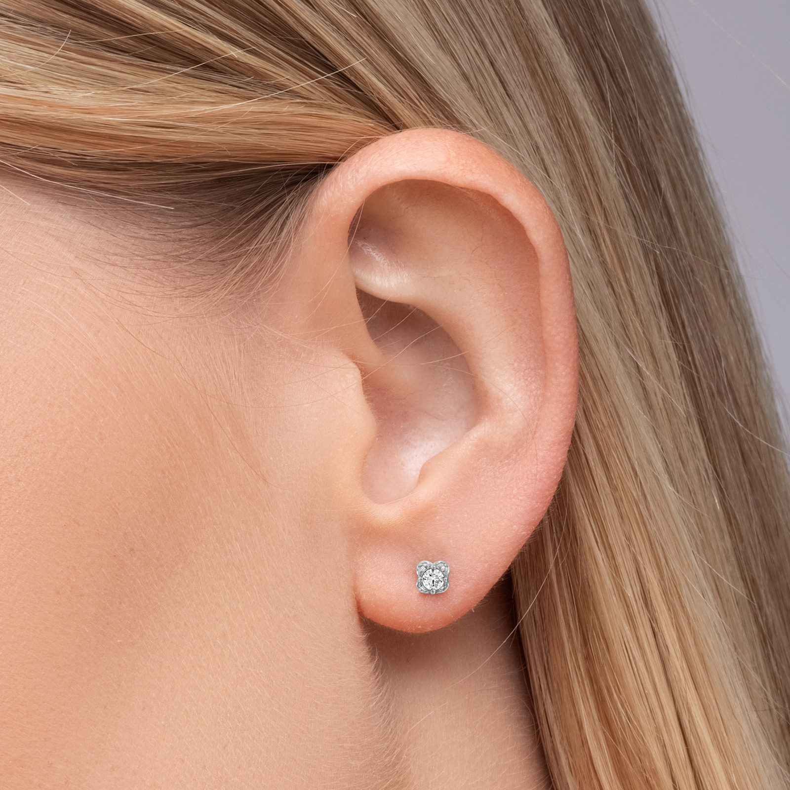 עגילי זהב צמודים משובצים יהלומים