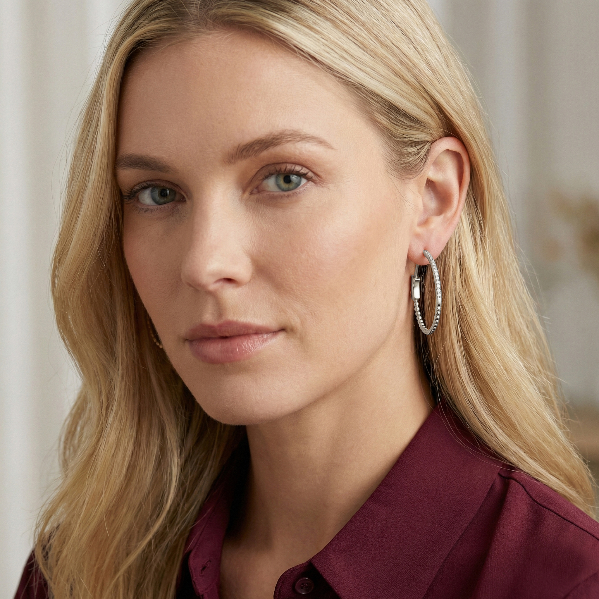 עגילי חישוק משובצים יהלומים בקוטר 3.3 ס"מ