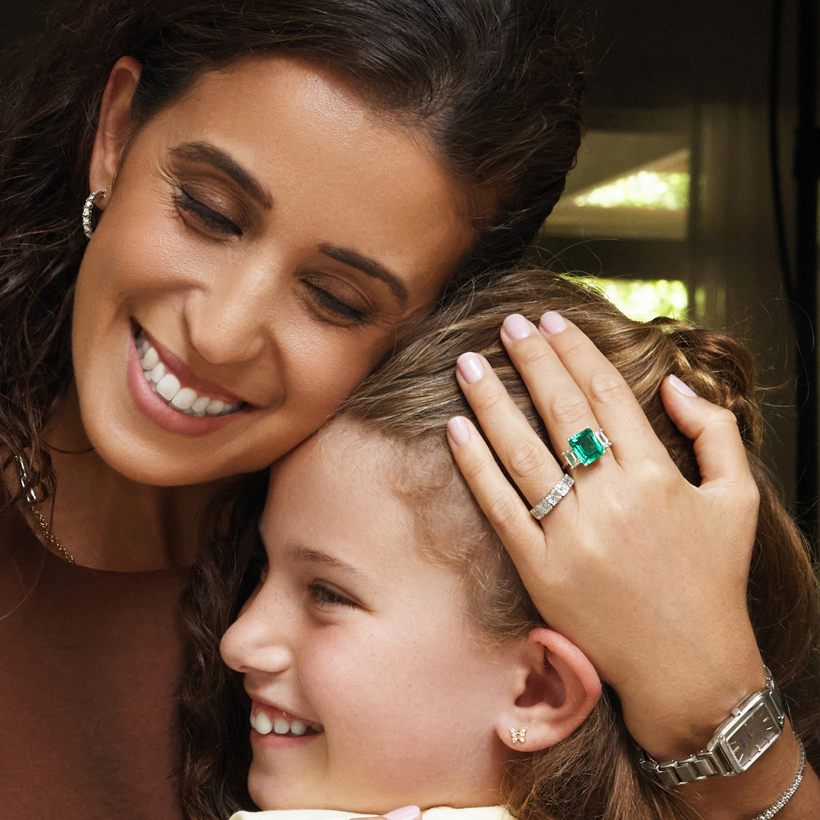 עגילי חישוק בזהב לבן משובצים יהלומים