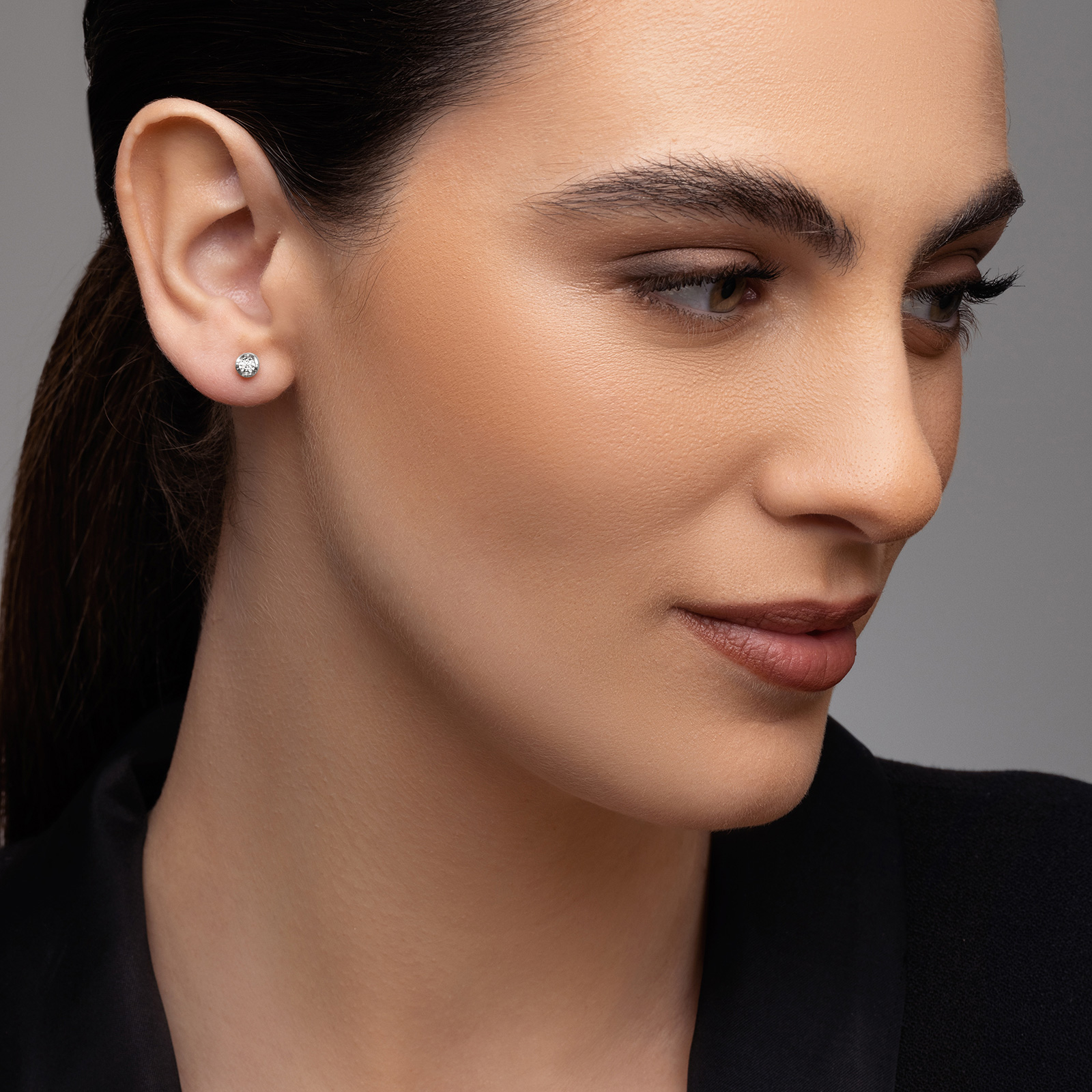 עגילי זהב צמודים משובצים יהלומים