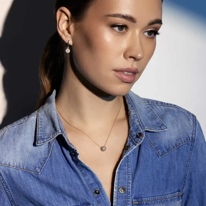 עגילי זהב עם עיגול תלוי בשיבוץ יהלומים