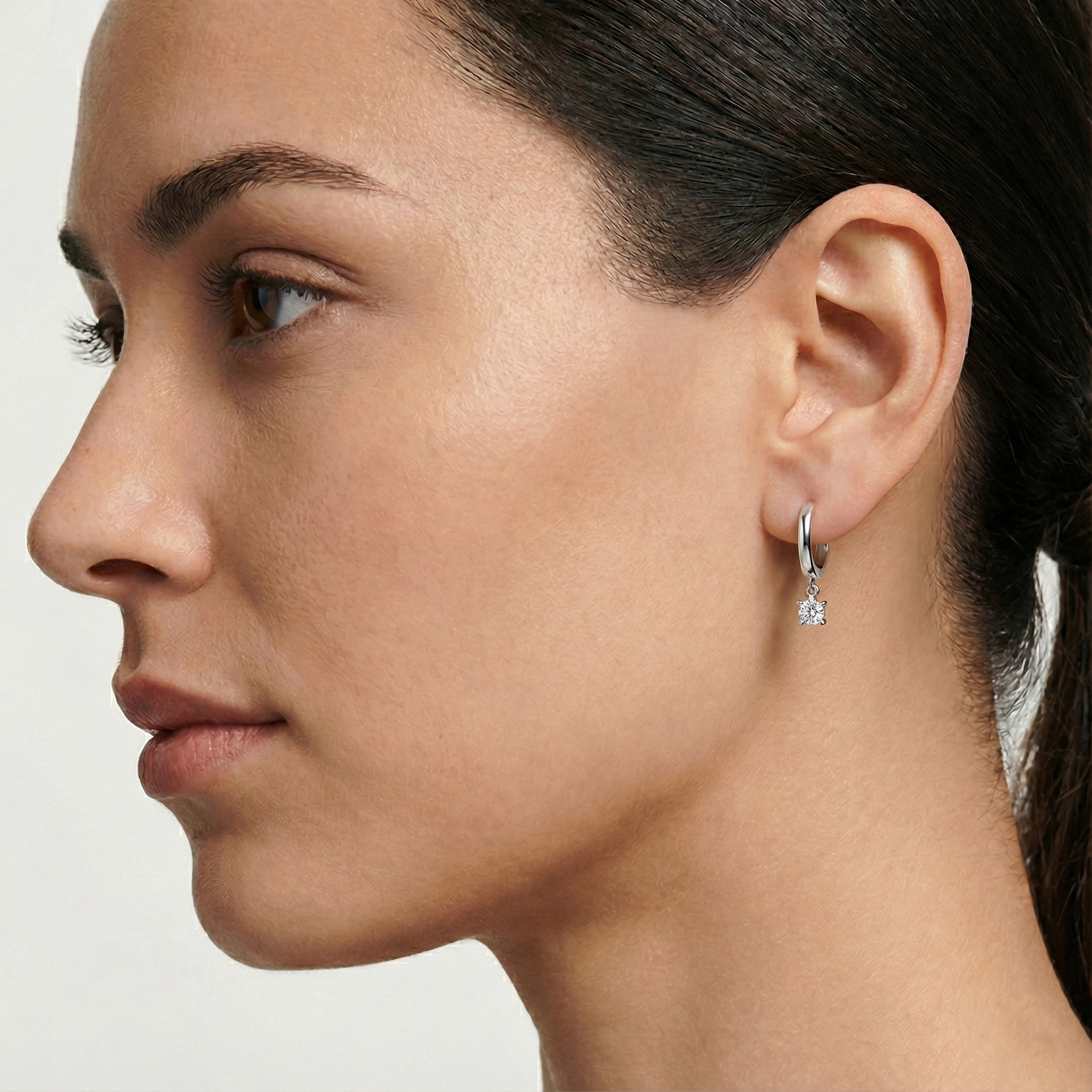 עגילי זהב לבן 14K עם יהלום בעיצוב תלוי