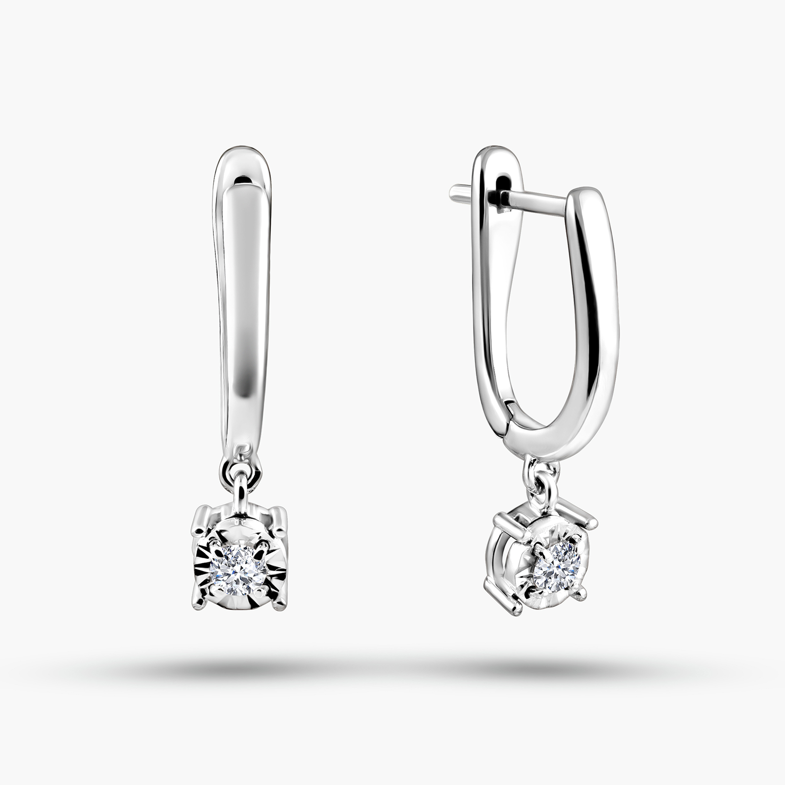 עגילי זהב לבן 14K עם יהלום בעיצוב תלוי