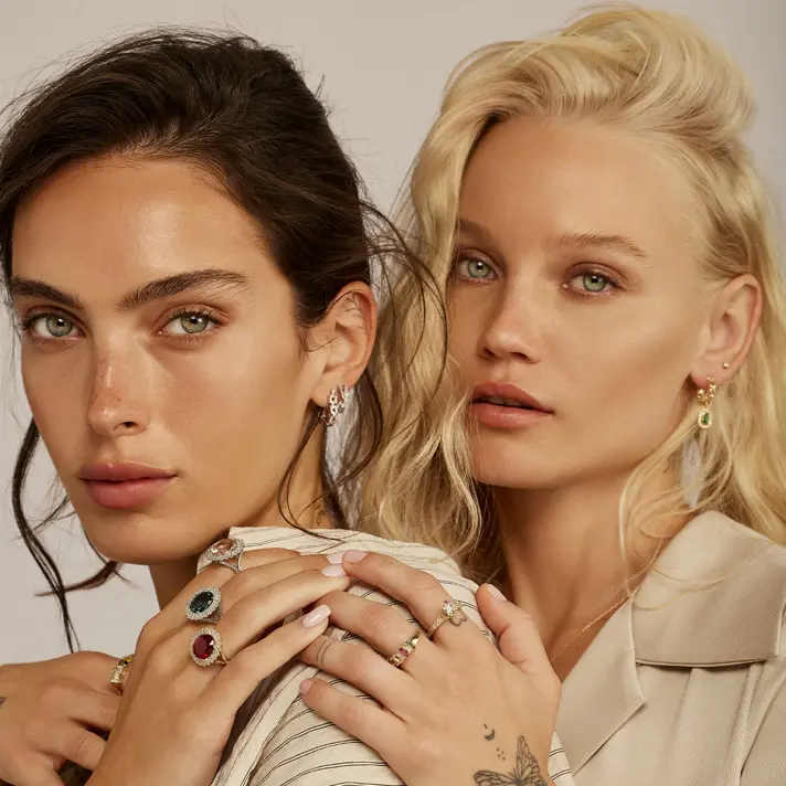 טבעת מרשימה המשובצת בלו לונדון ויהלומים