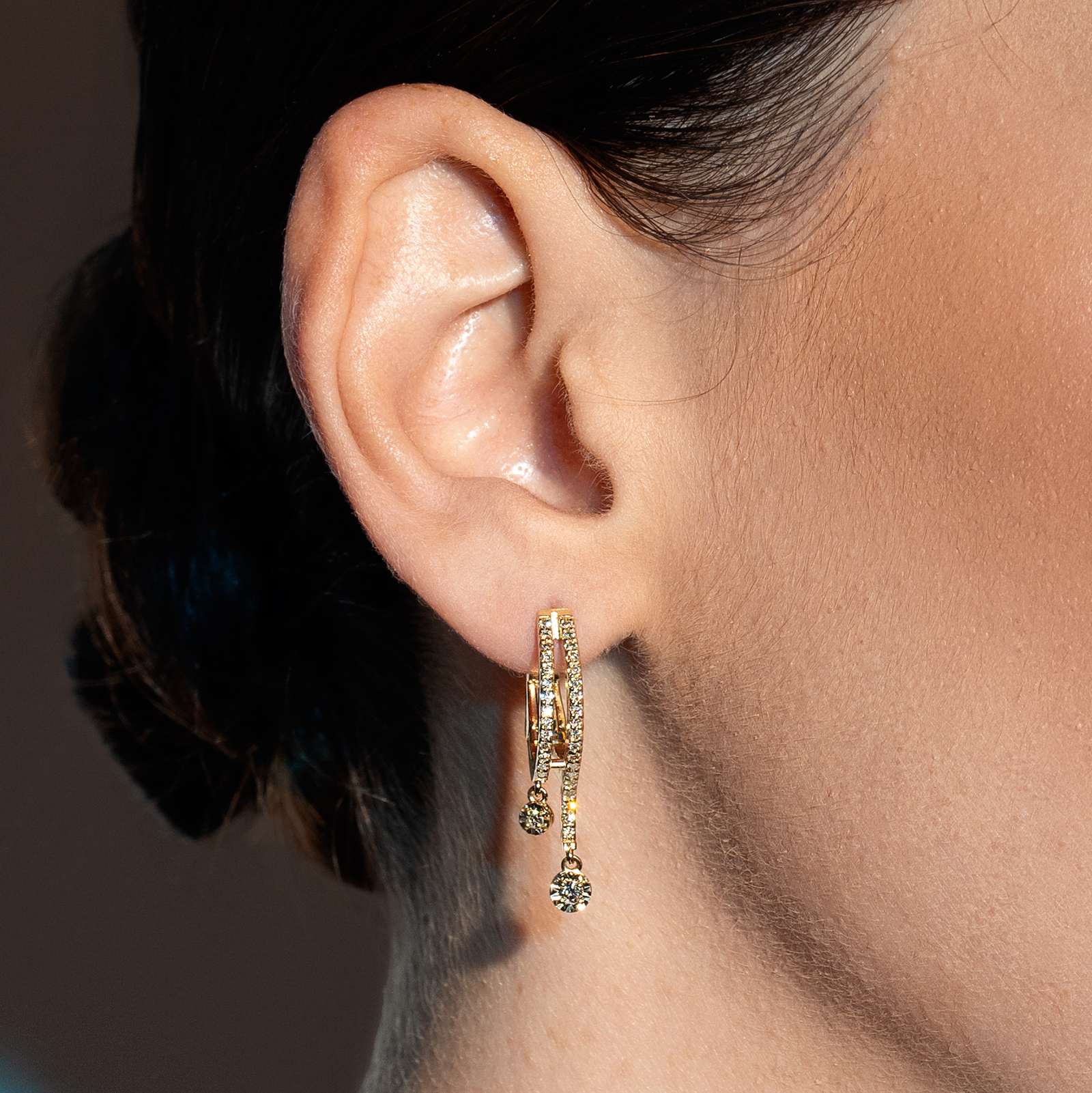 עגיל זהב חישוקיים בשיבוץ יהלומים