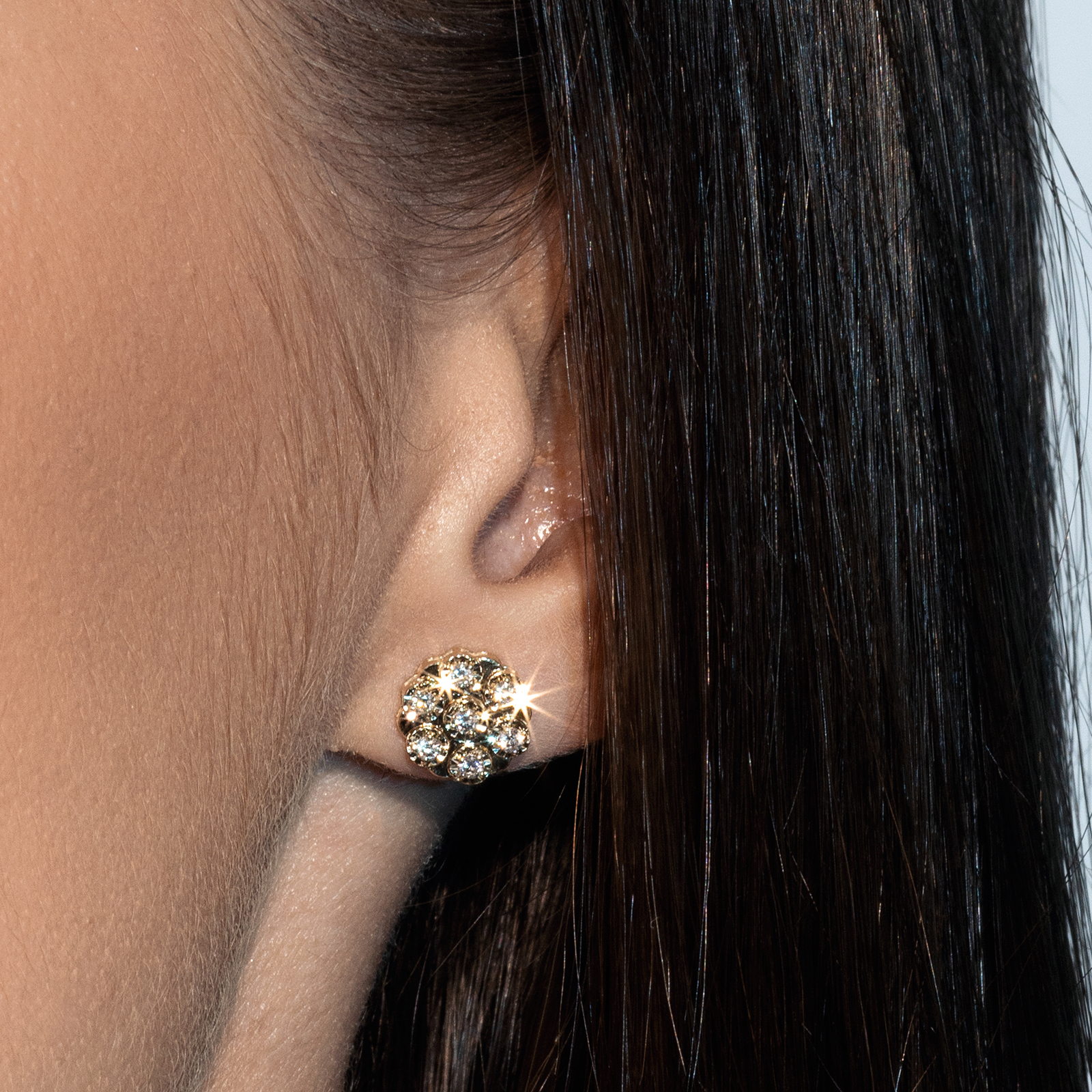 עגיל יהלומים בצורת פרח