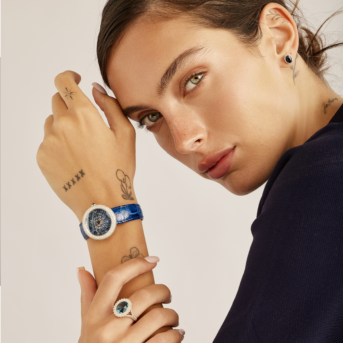 טבעת מרשימה המשובצת בלו לונדון ויהלומים