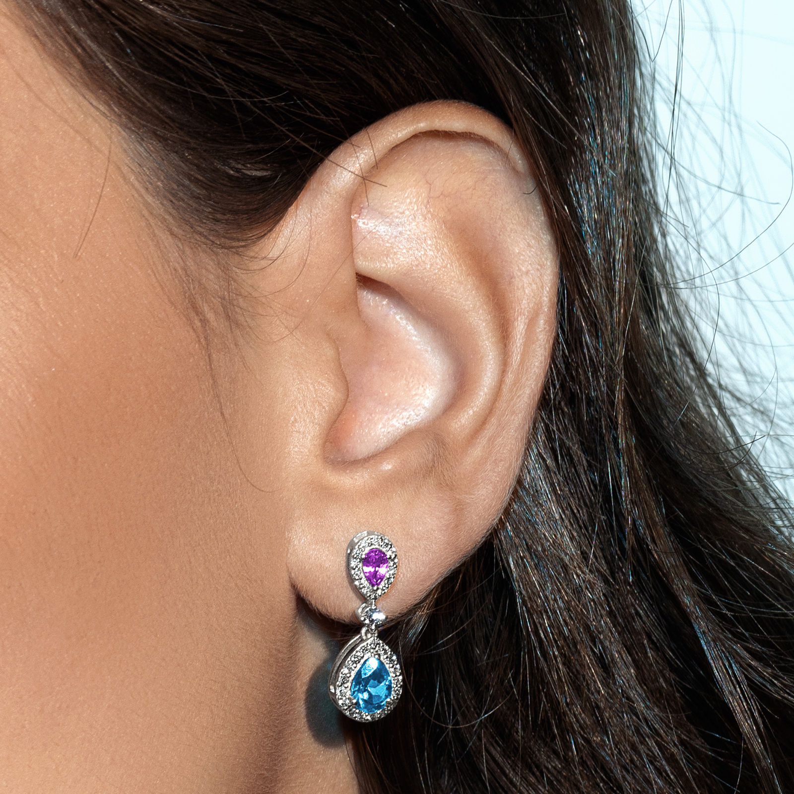 עגילי זהב משובצים יהלומים, אבני בלו טופז תכולות וספירים ורודות בחיתוך טיפה