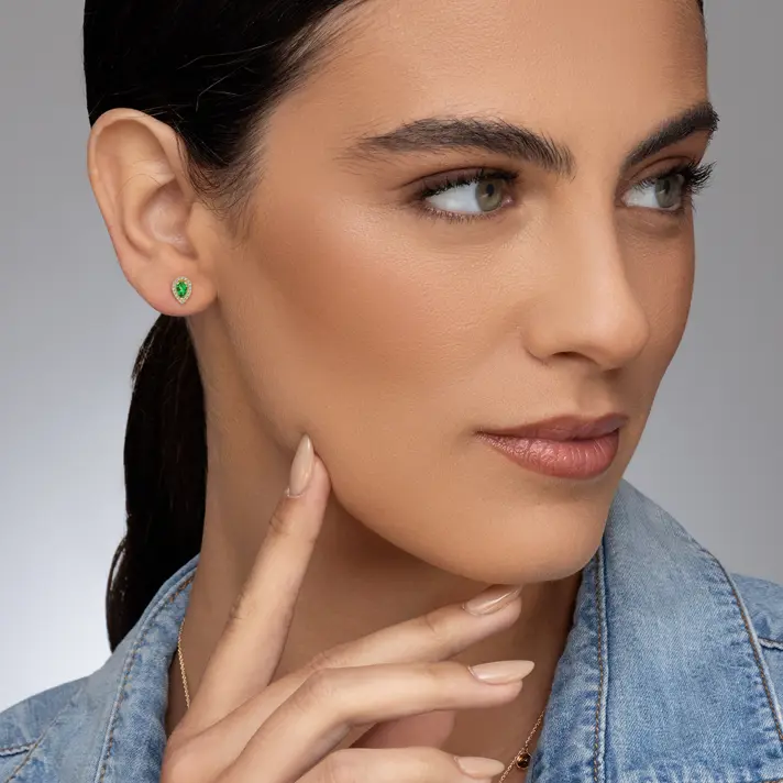 עגילי טיפה צמודי אוזן בשיבוץ אמרלד ויהלומים