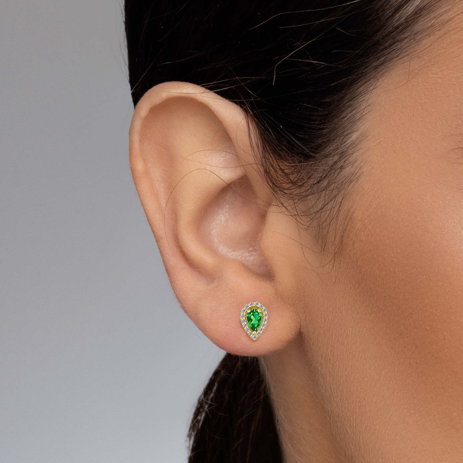 עגילי טיפה צמודי אוזן בשיבוץ אמרלד ויהלומים