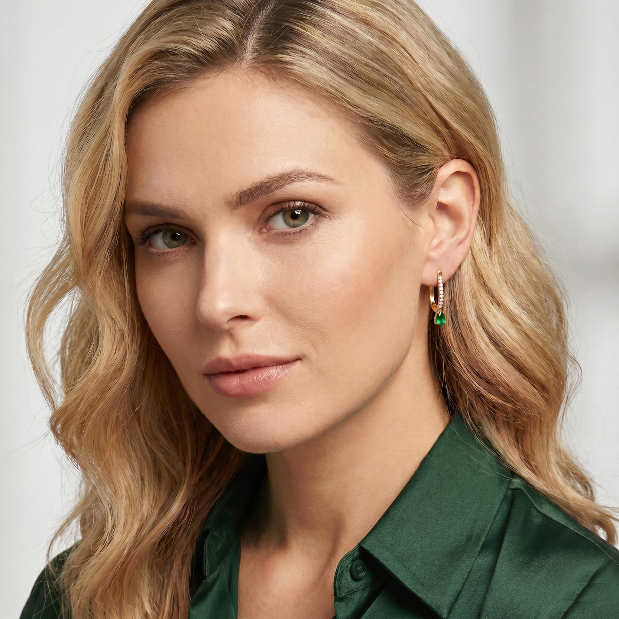 עגילי זהב 14K משובצים יהלומים ואמרלד בעיצוב טיפה