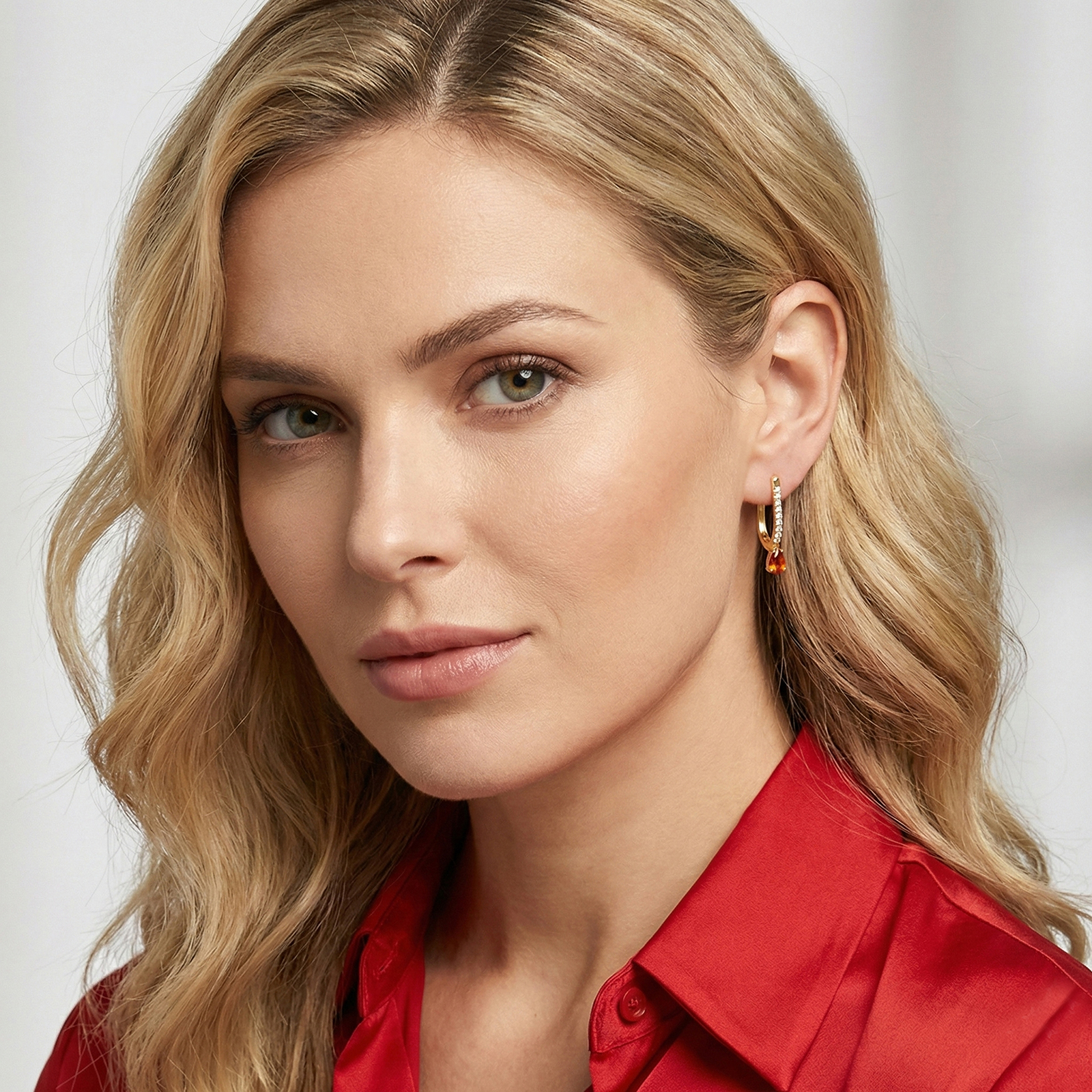 עגילי זהב 14K משובצים יהלומים עם טיפות ספיר