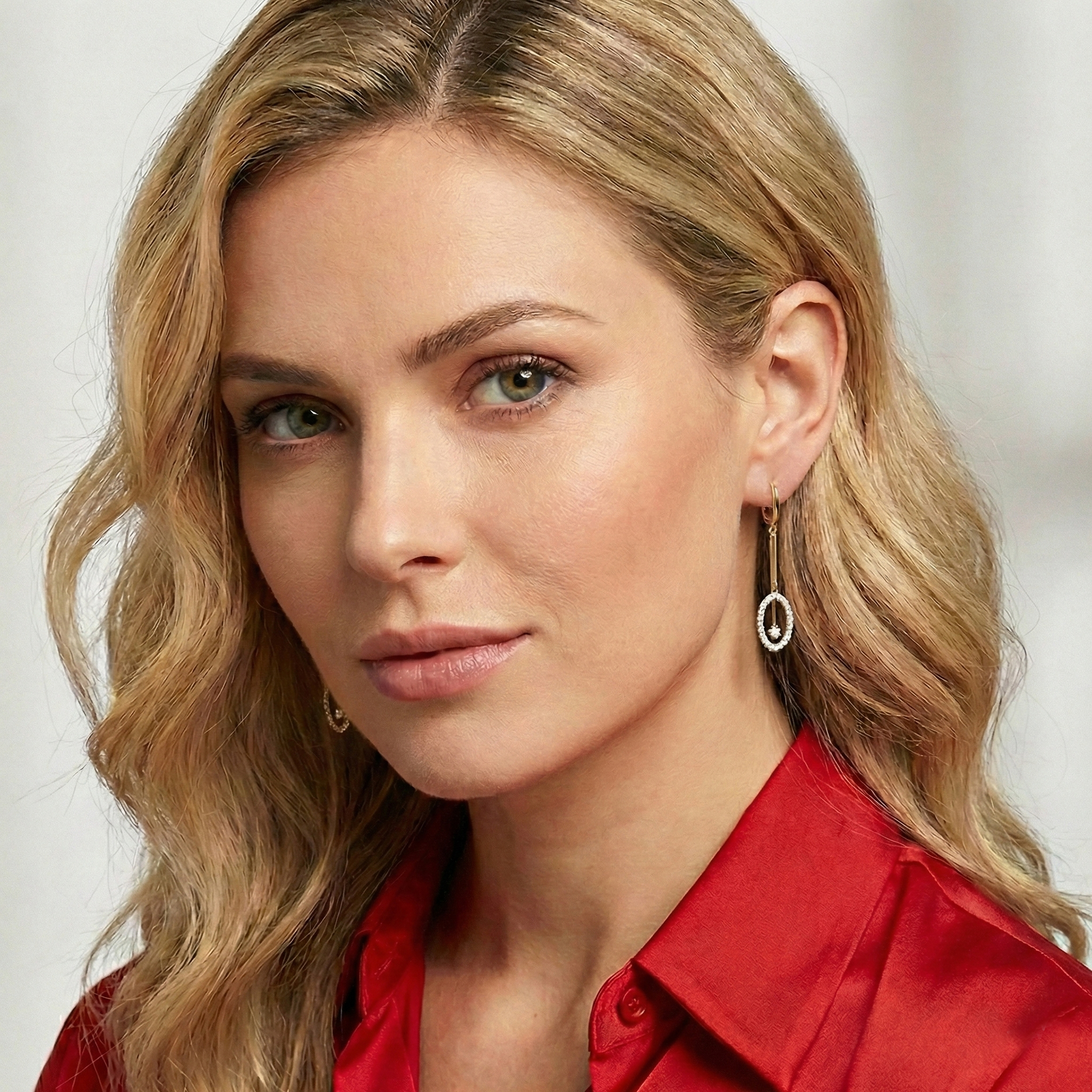 עגילי זהב 14K תלויים בעיצוב אובלי עם יהלומים