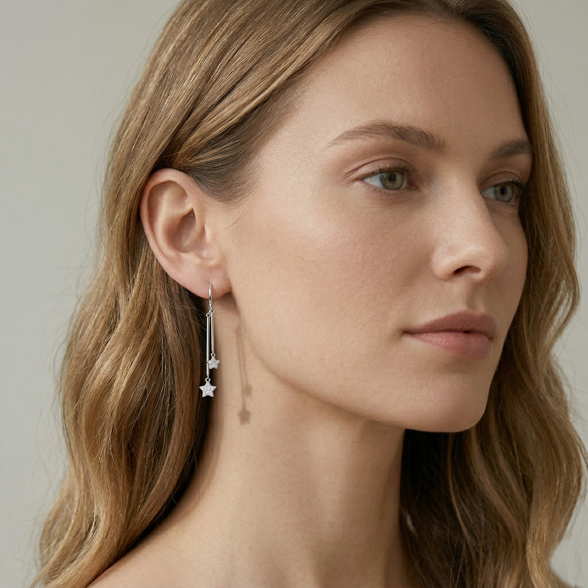 עגילי זהב 14K משובצים יהלומים בעיצוב כוכבים תלויים