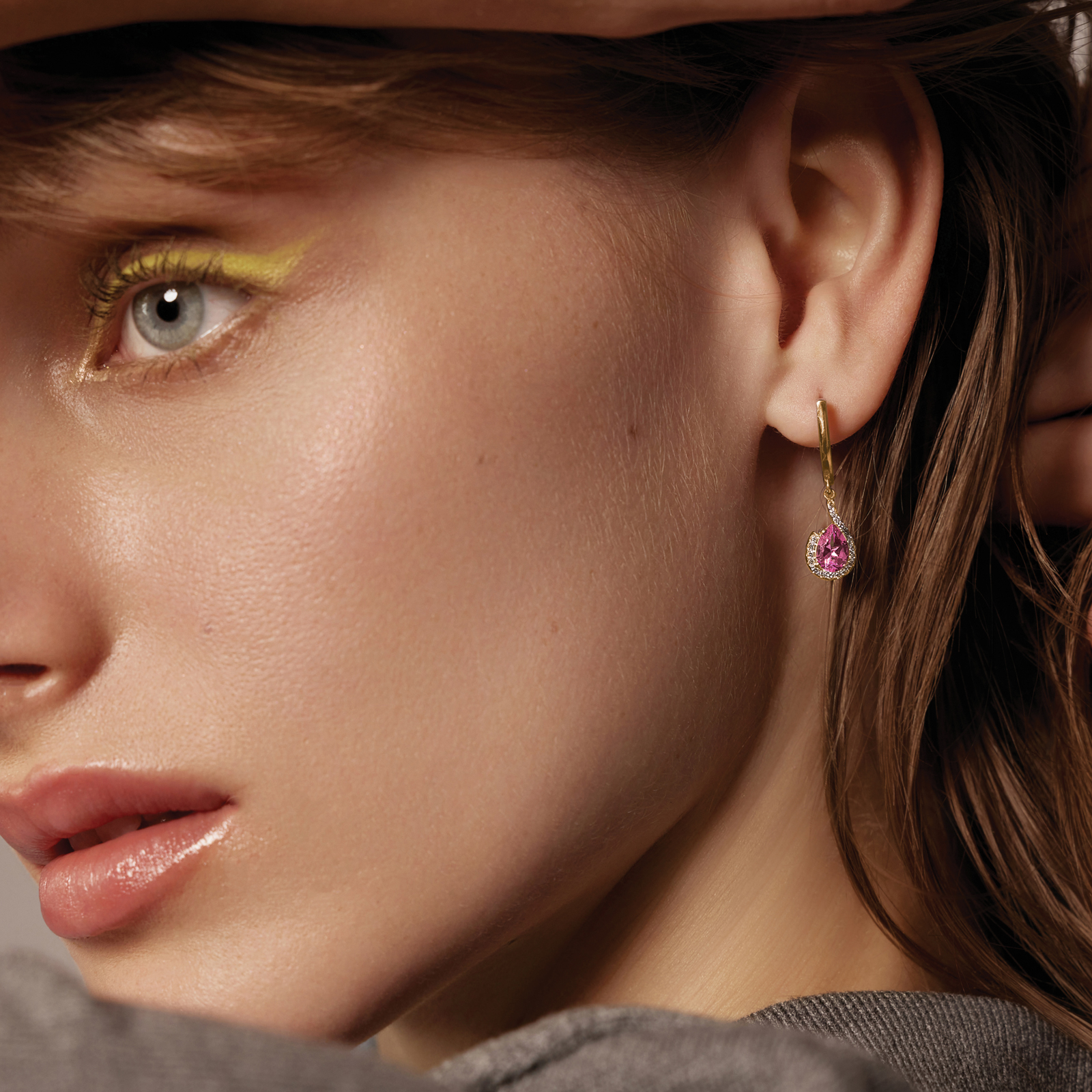 עגילי יהלומים וספיר ורודה מסדרת Lumiere