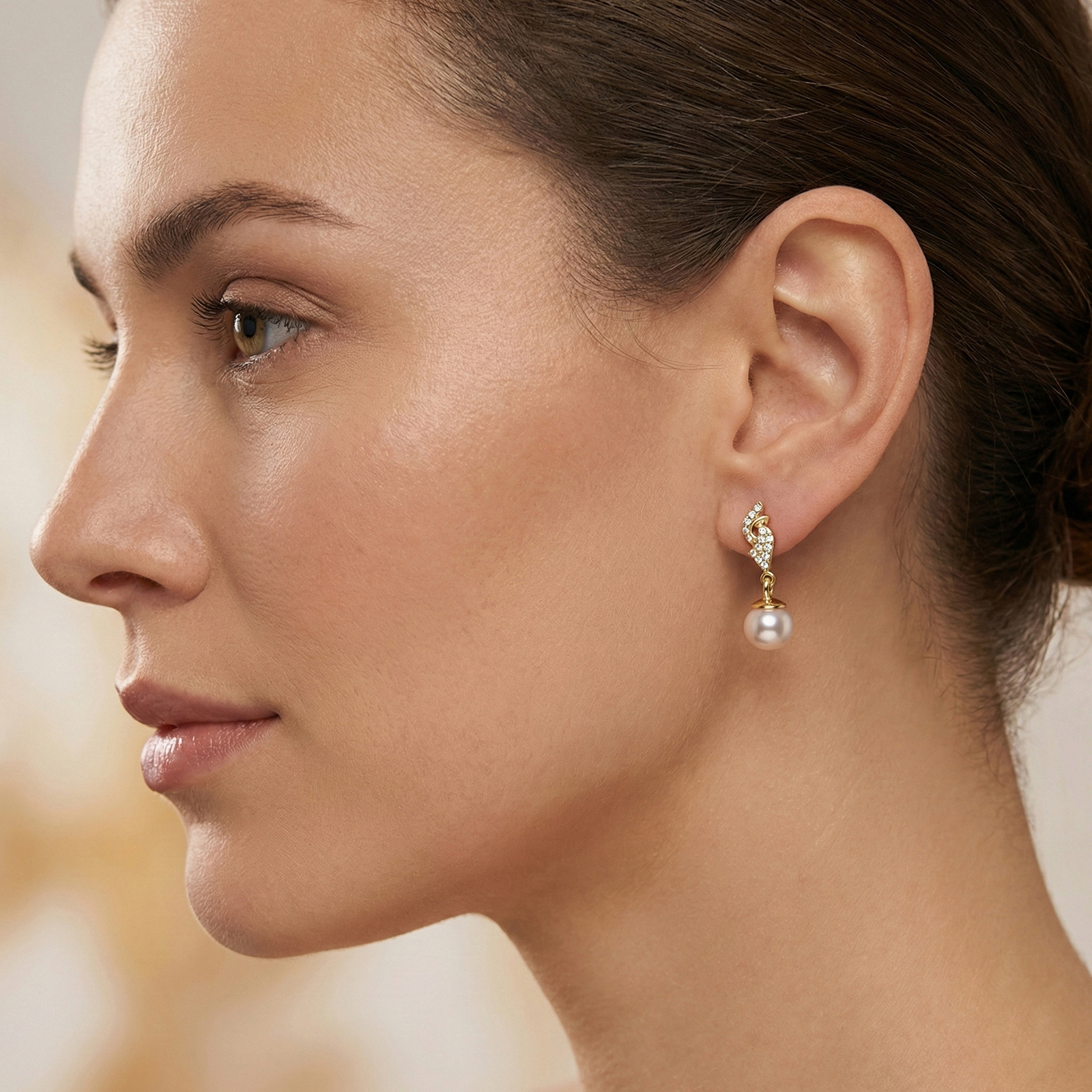 עגילי זהב 14K בעיצוב תלוי עם פנינים ויהלומים