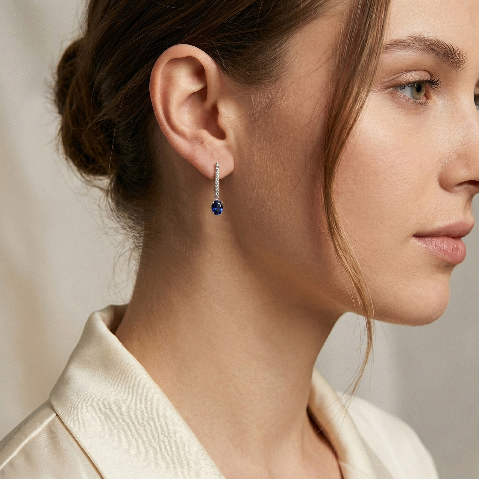 עגילי זהב 14K משובצים יהלומים ואבני ספיר בעיצוב תלוי