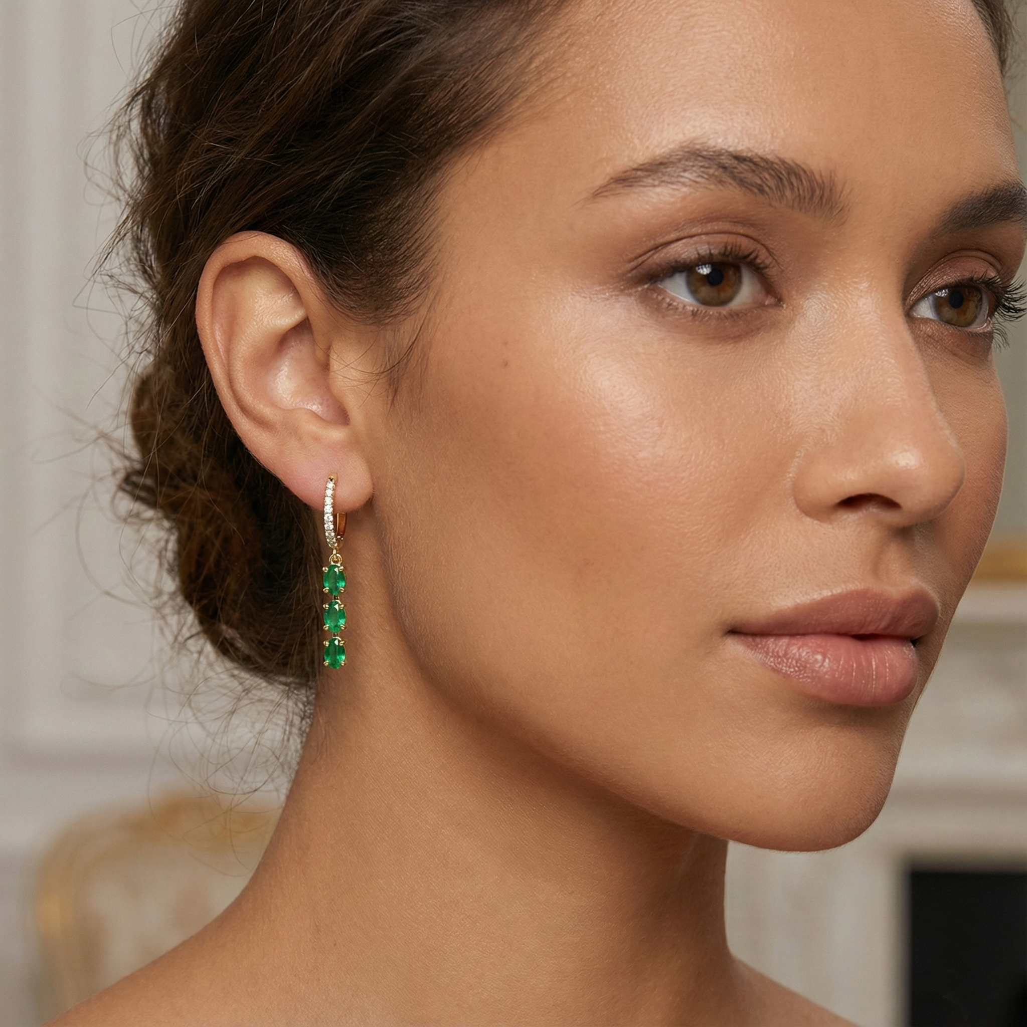 עגילי ISLA מזהב 14K עם יהלומים ואמרלד