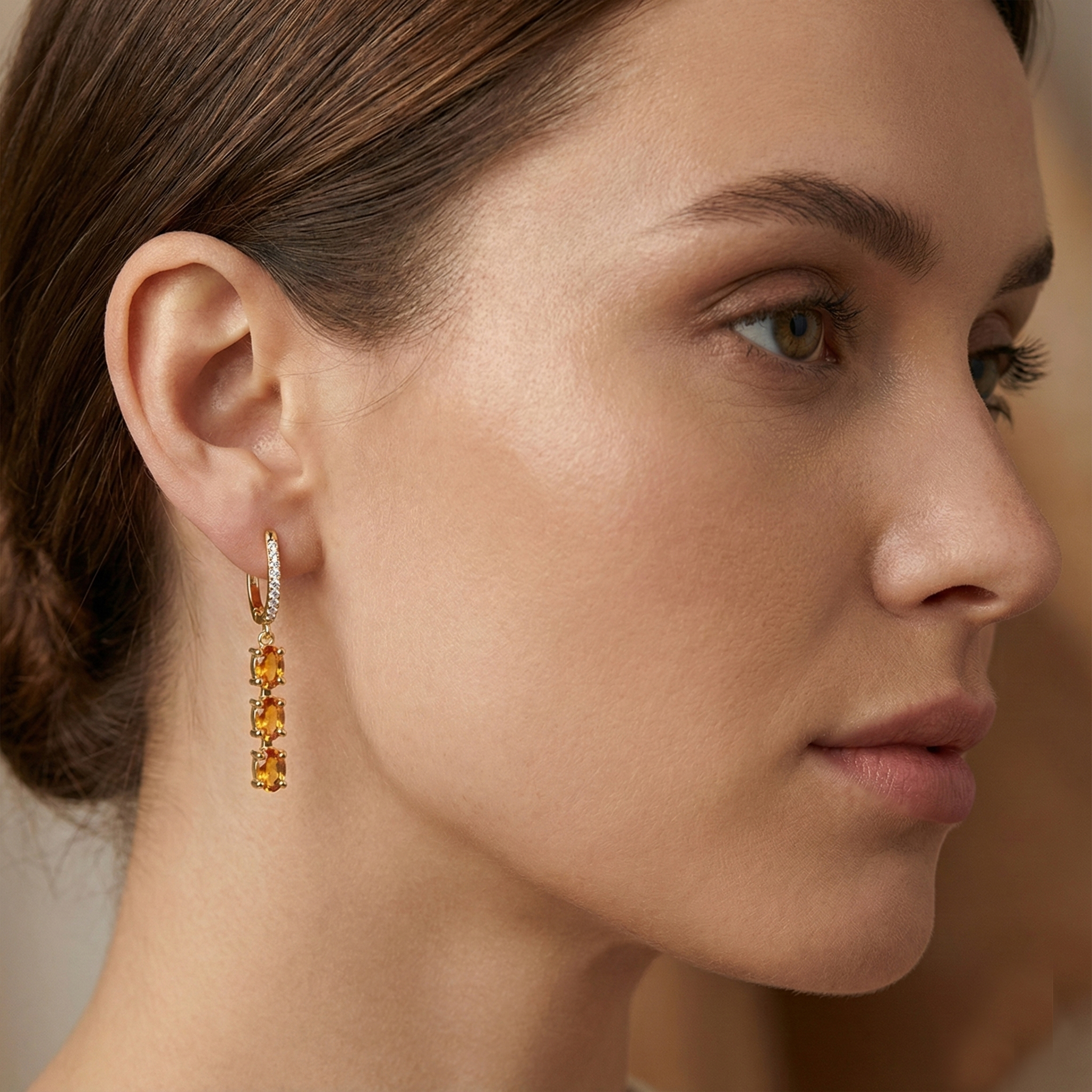 עגילי ISLA מזהב 14K עם יהלומים וספיר צהוב