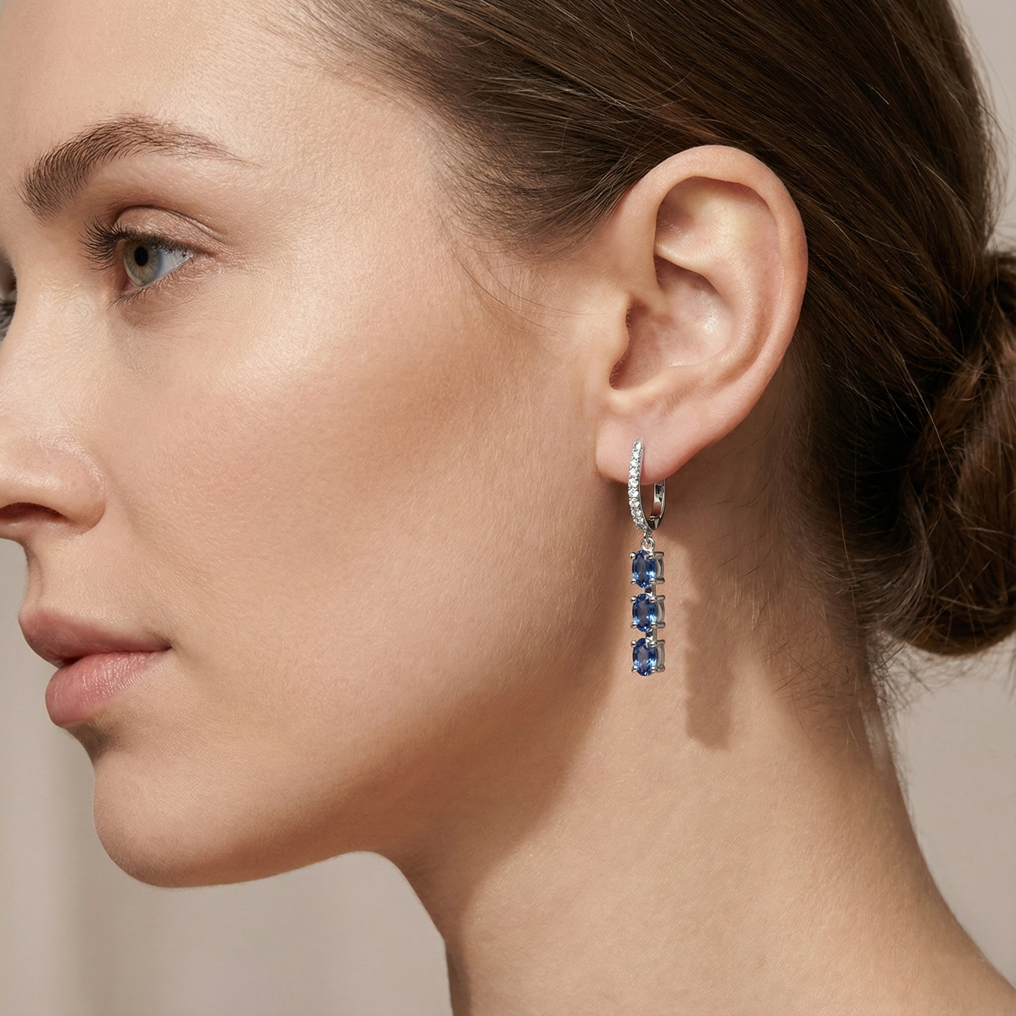 עגילי ISLA מזהב 14K עם יהלומים וספיר