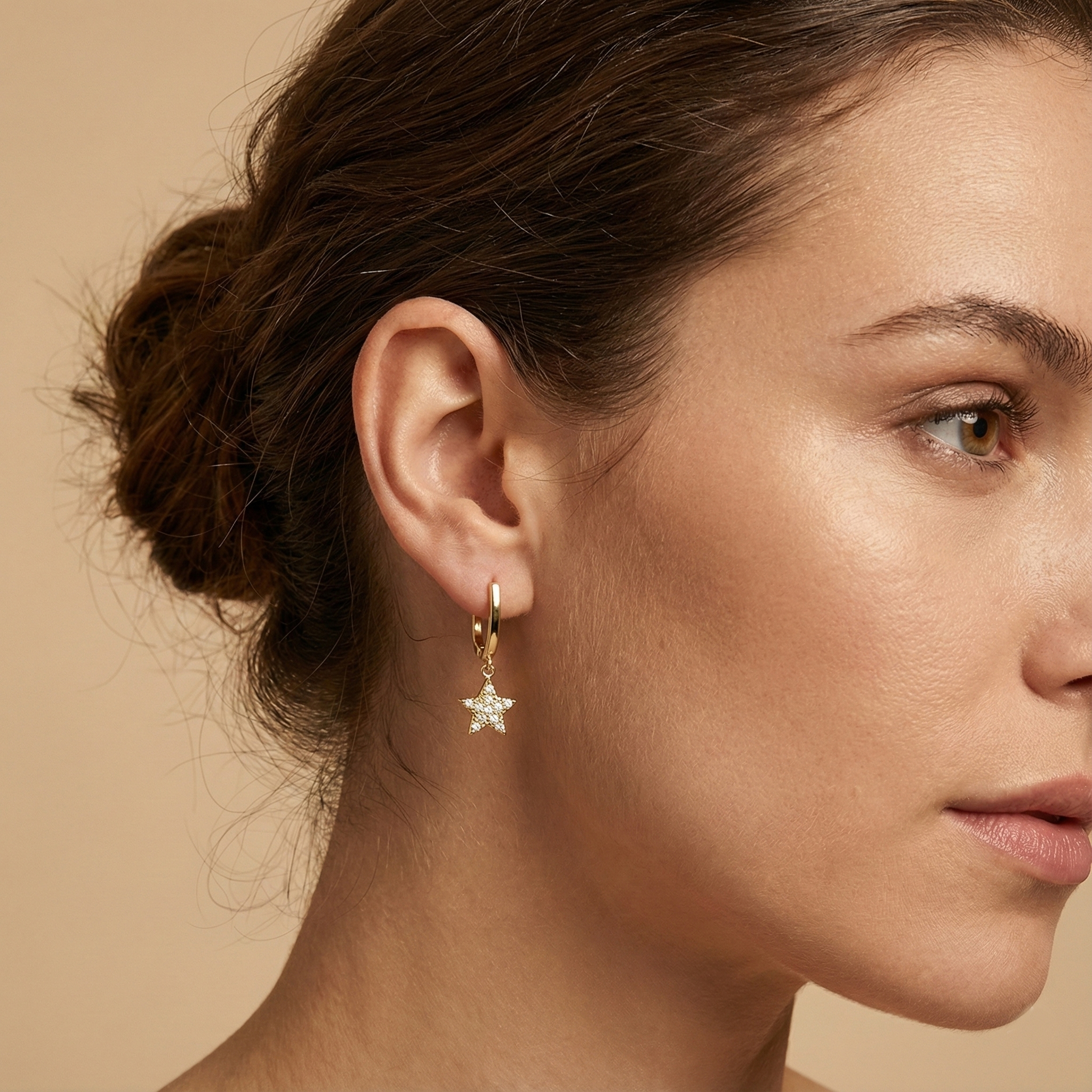 עגילי זהב 14K משובצים יהלומים עם תליון כוכב