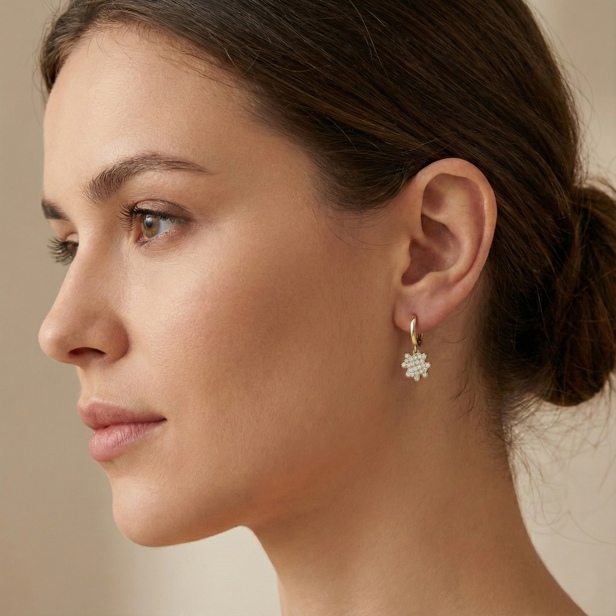 עגילי זהב 14K משובצים יהלומים עם תליון פרח