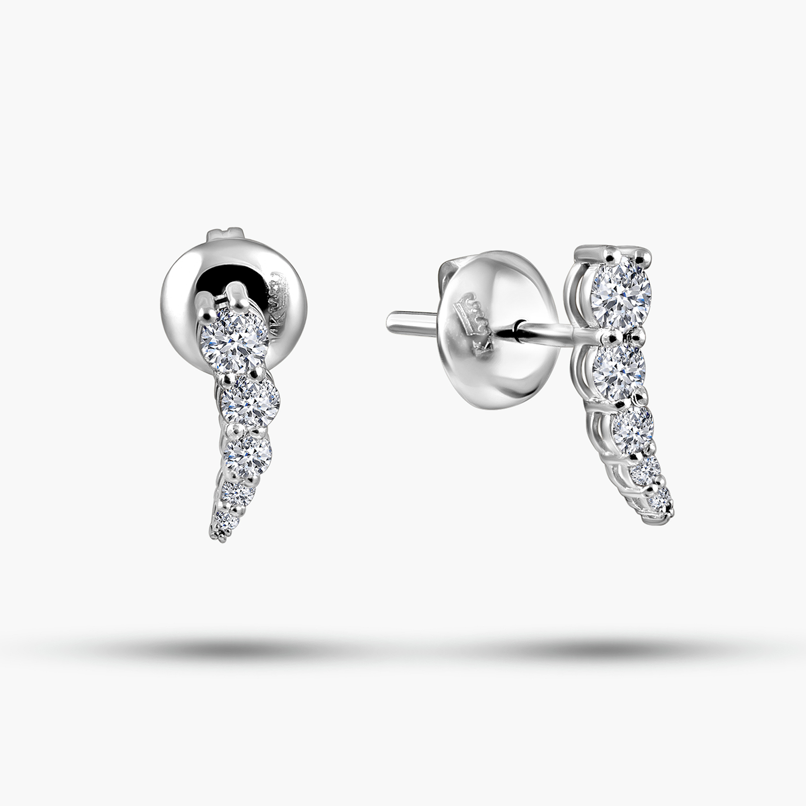 עגילי זהב לבן 14K משובצים יהלומים בעיצוב מדורג