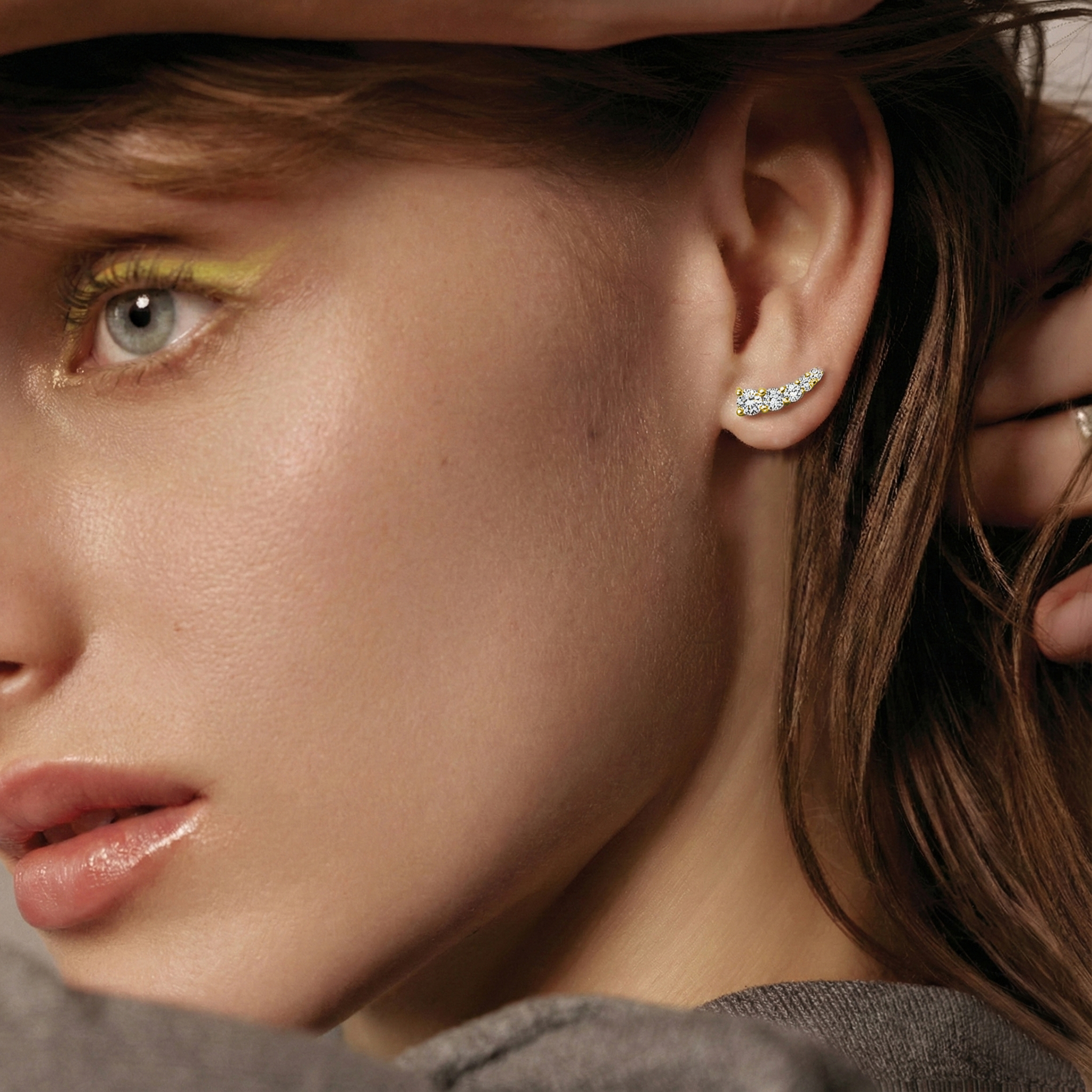 עגילי זהב 14K משובצים יהלומים בעיצוב מדורג