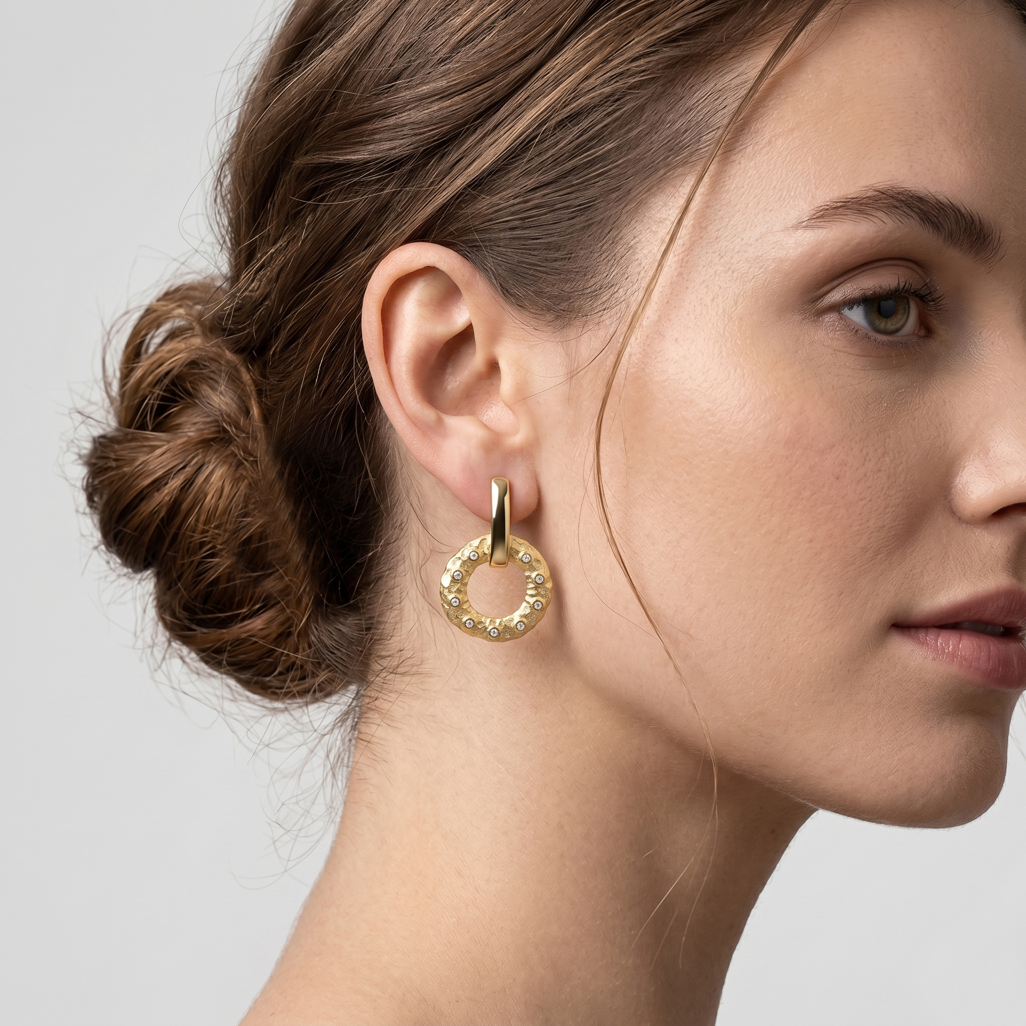 עגילי זהב 14K משובצים יהלומים בעיצוב חישוק תלוי