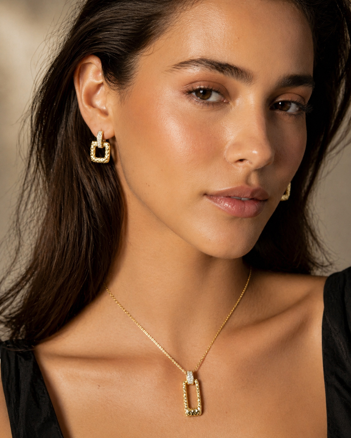 עגילי זהב 14K משובצים יהלומים מקולקציית NATURA בטקסטורה מרוקעת