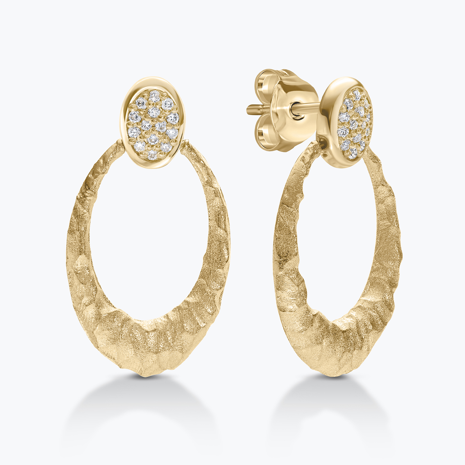 עגילי זהב 14K משובצים יהלומים מקולקציית NATURA בעיצוב אובל טקסטורה