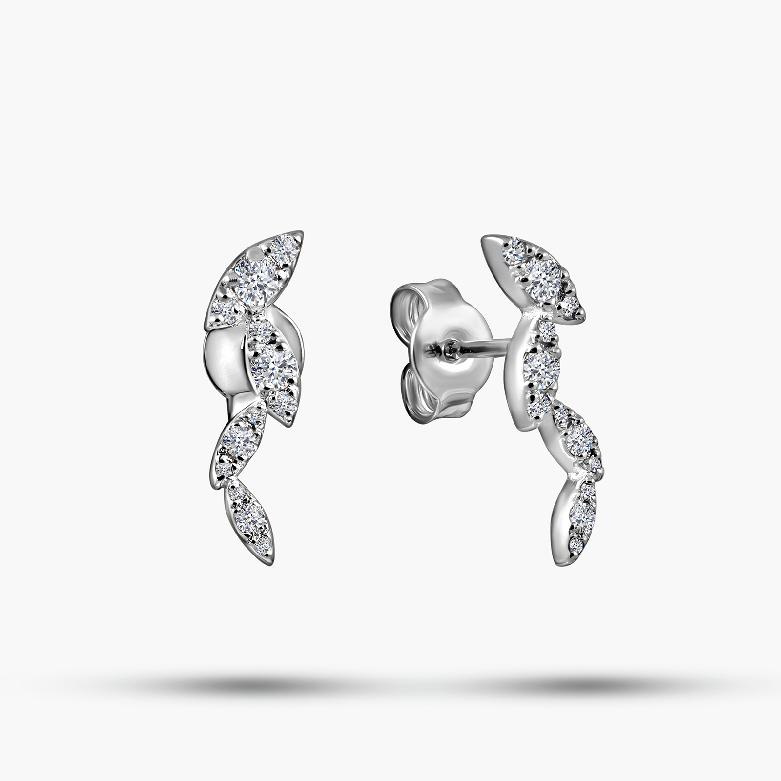 עגילי זהב לבן 14K משובצים יהלומים בעיצוב גלי