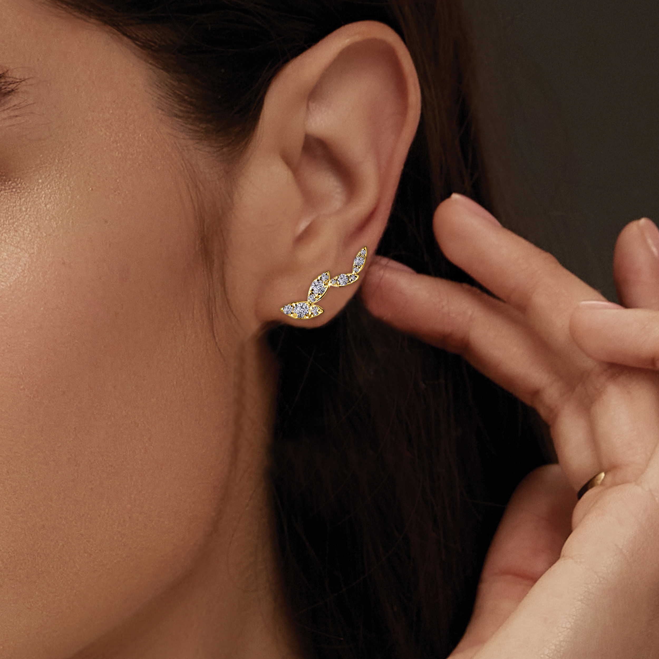 עגילי זהב 14K משובצים יהלומים בעיצוב גלי