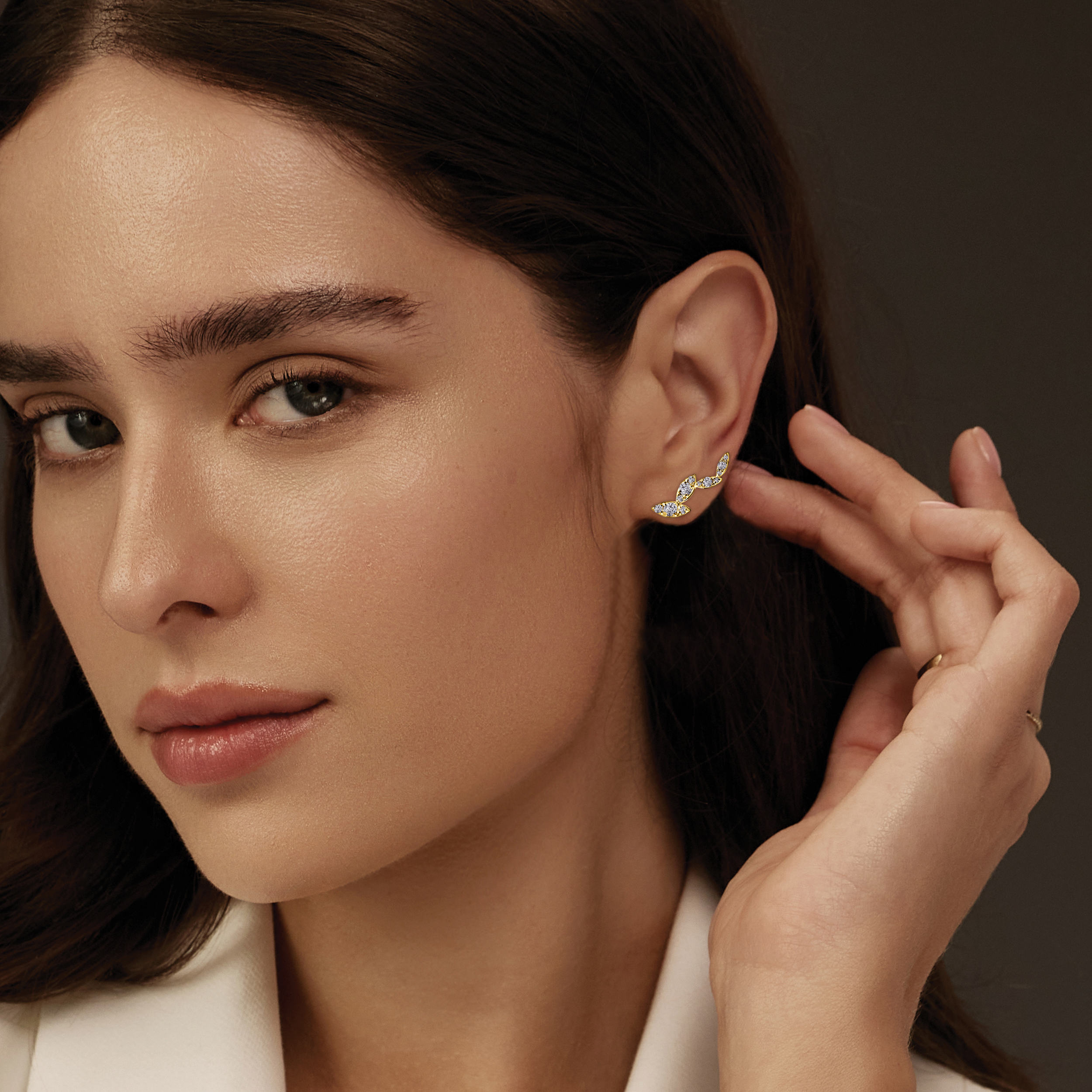 עגילי זהב 14K משובצים יהלומים בעיצוב גלי