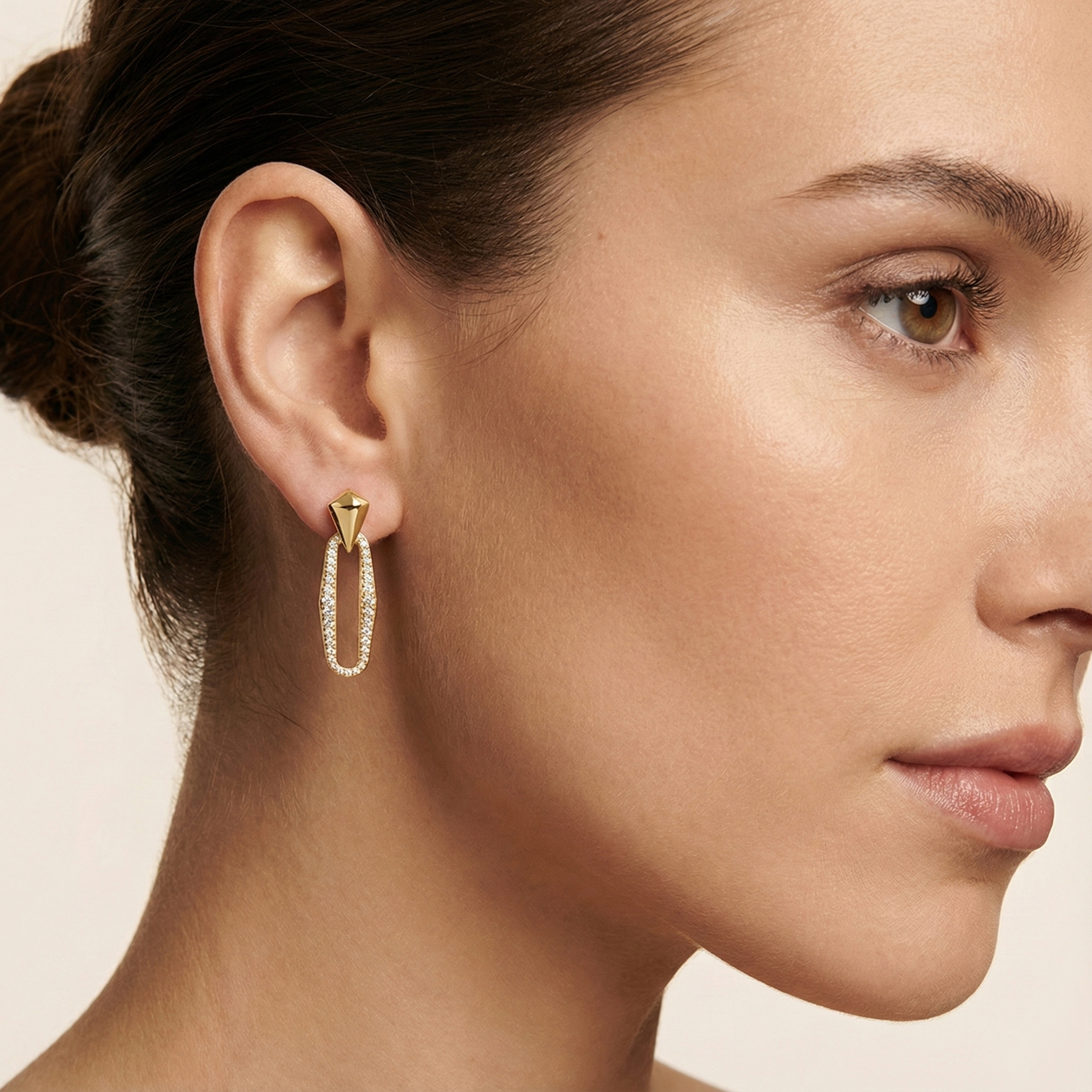 עגילי זהב 14K משובצים יהלומים עם אלמנט גאומטרי