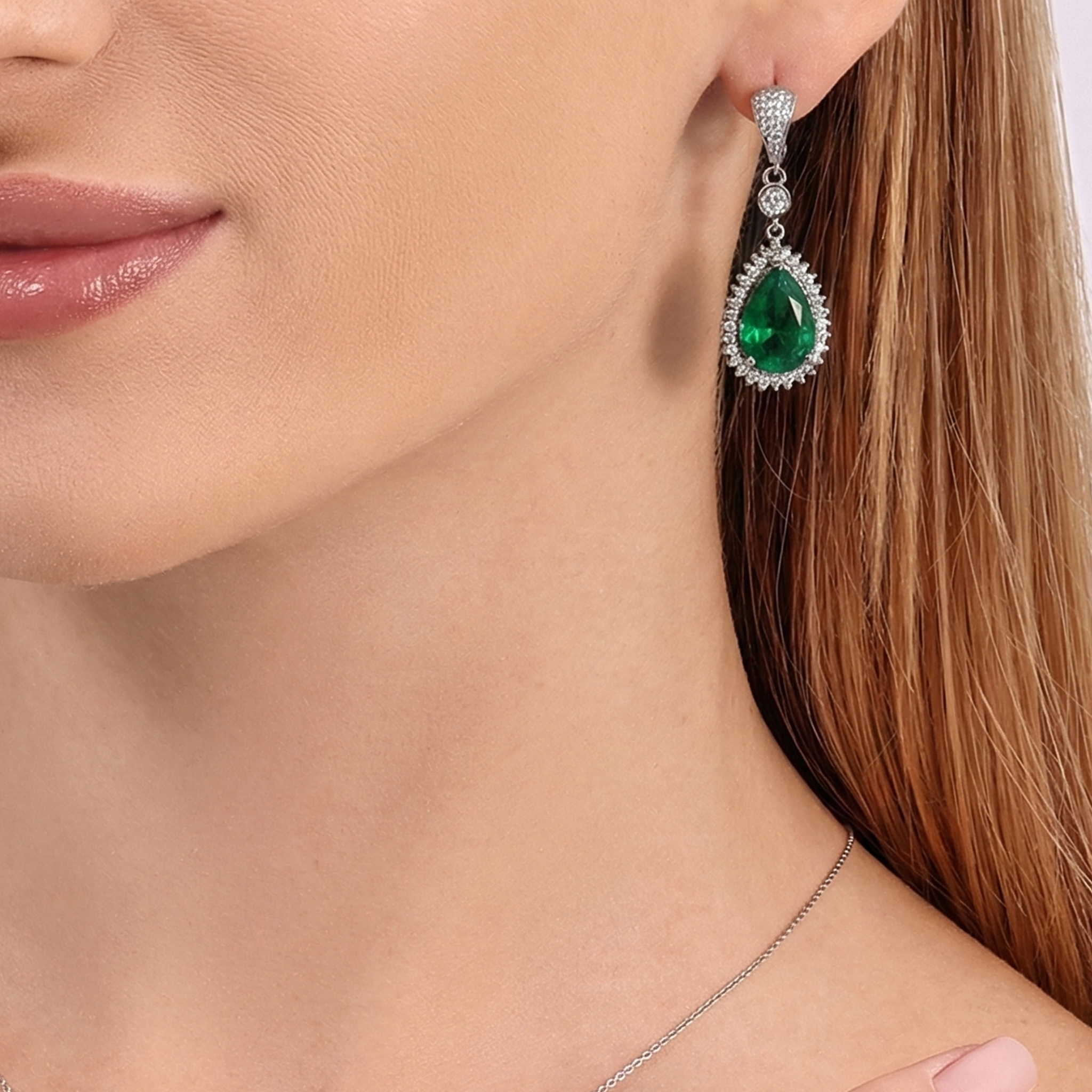 עגילי זהב לבן 14K משובצים יהלומי מעבדה ואמרלד מעבדה