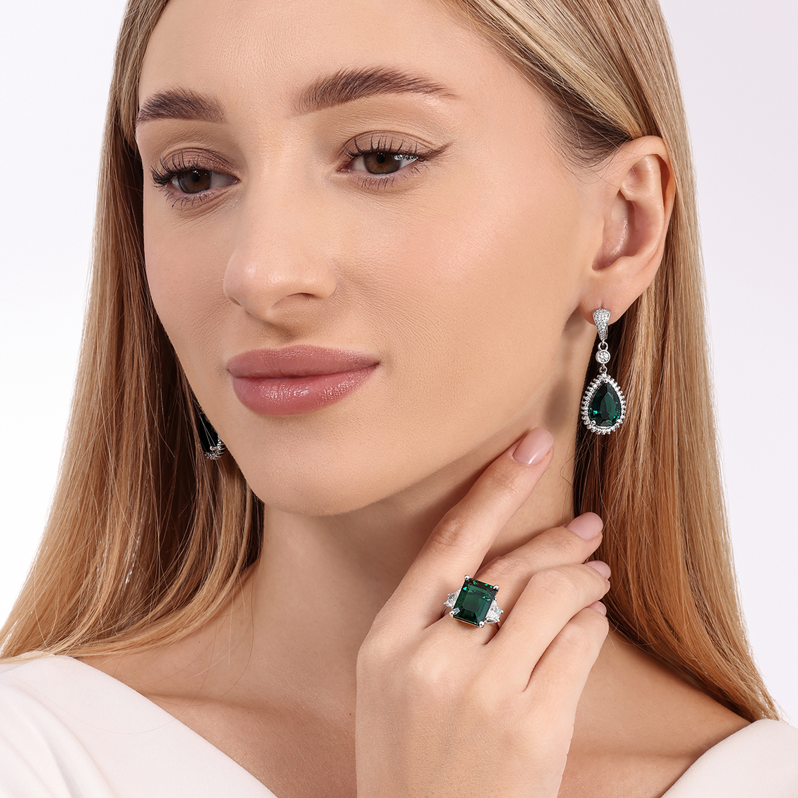 עגילי זהב לבן 14K משובצים יהלומי מעבדה ואמרלד מעבדה