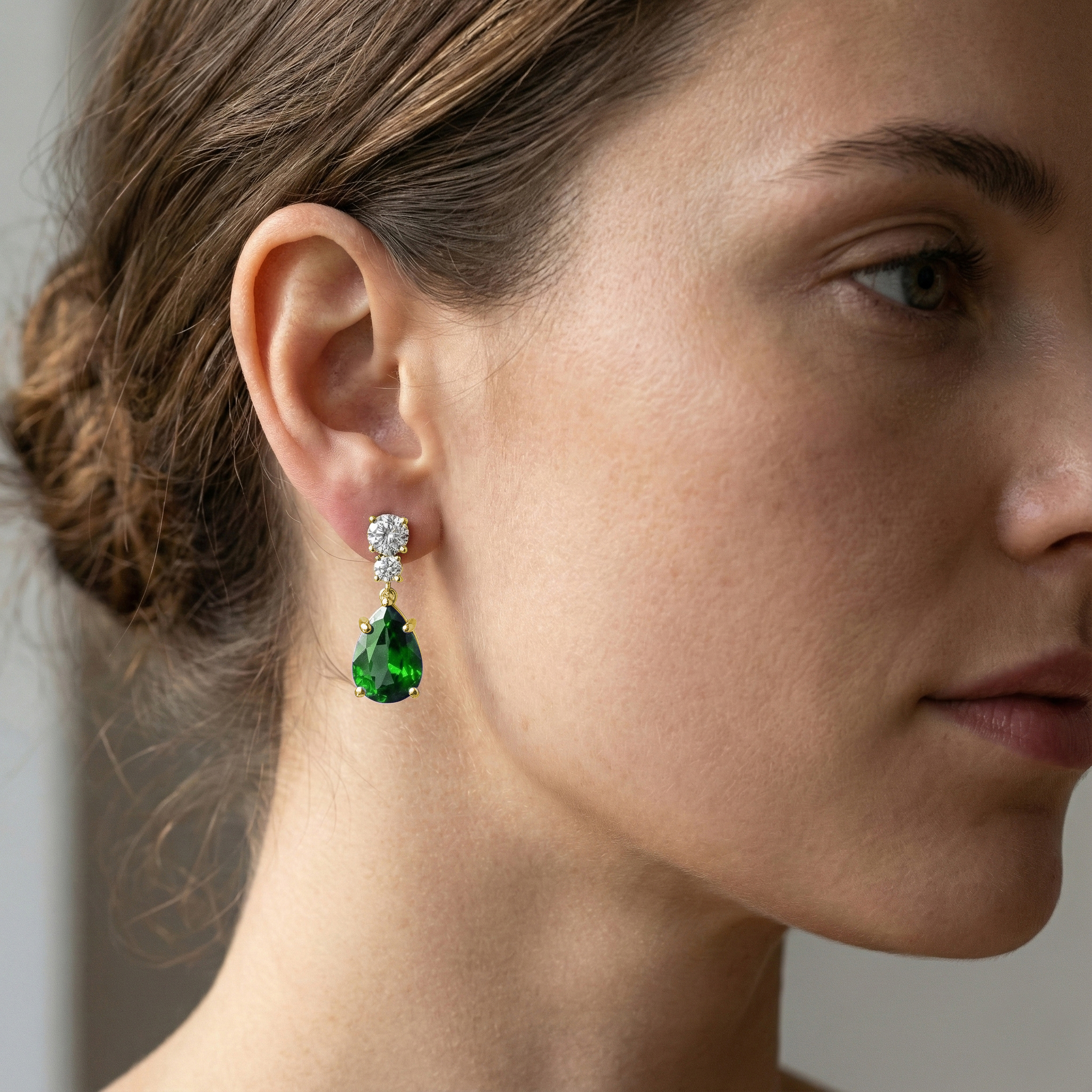 עגילי זהב 14K עם אמרלד ויהלומי מעבדה בעיצוב טיפה תלוי.