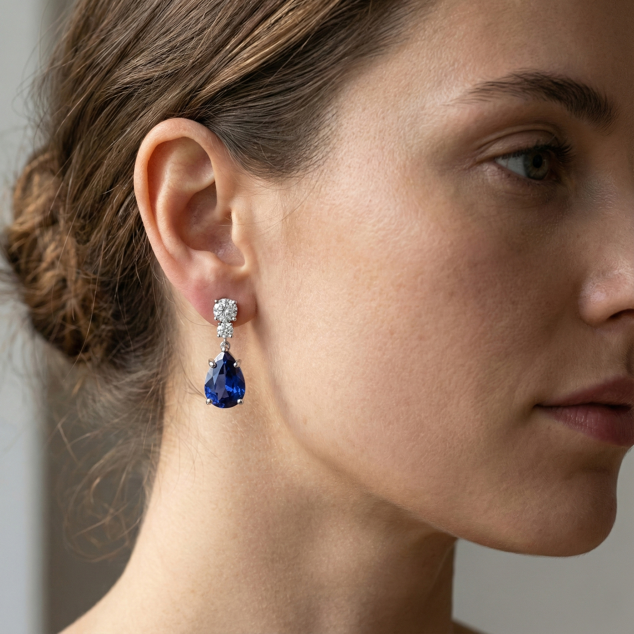 עגילי זהב לבן 14K עם ספיר ויהלומי מעבדה.