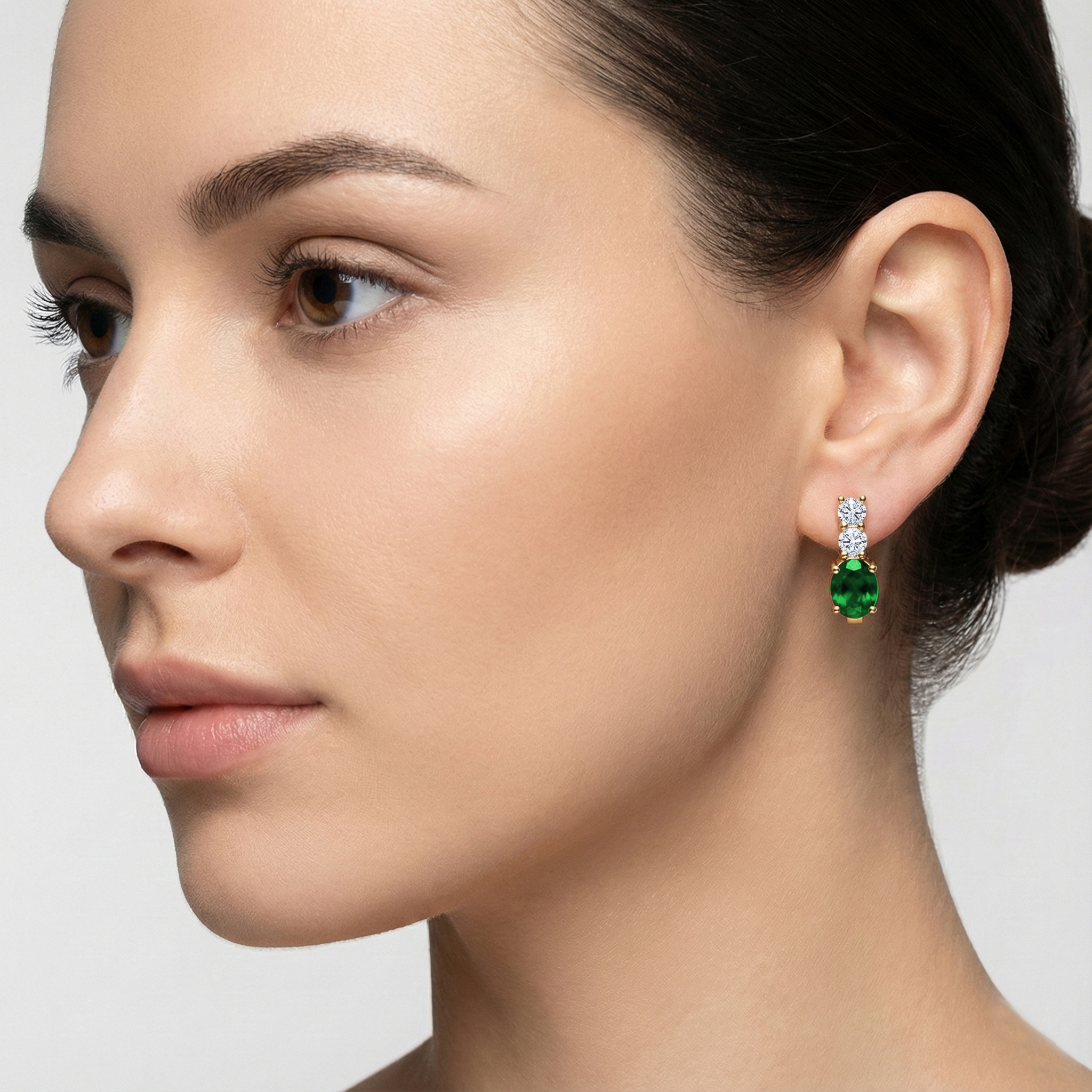 עגילי Nola בזהב 14K בעיצוב תלוי עם אמרלד ויהלומי מעבדה.