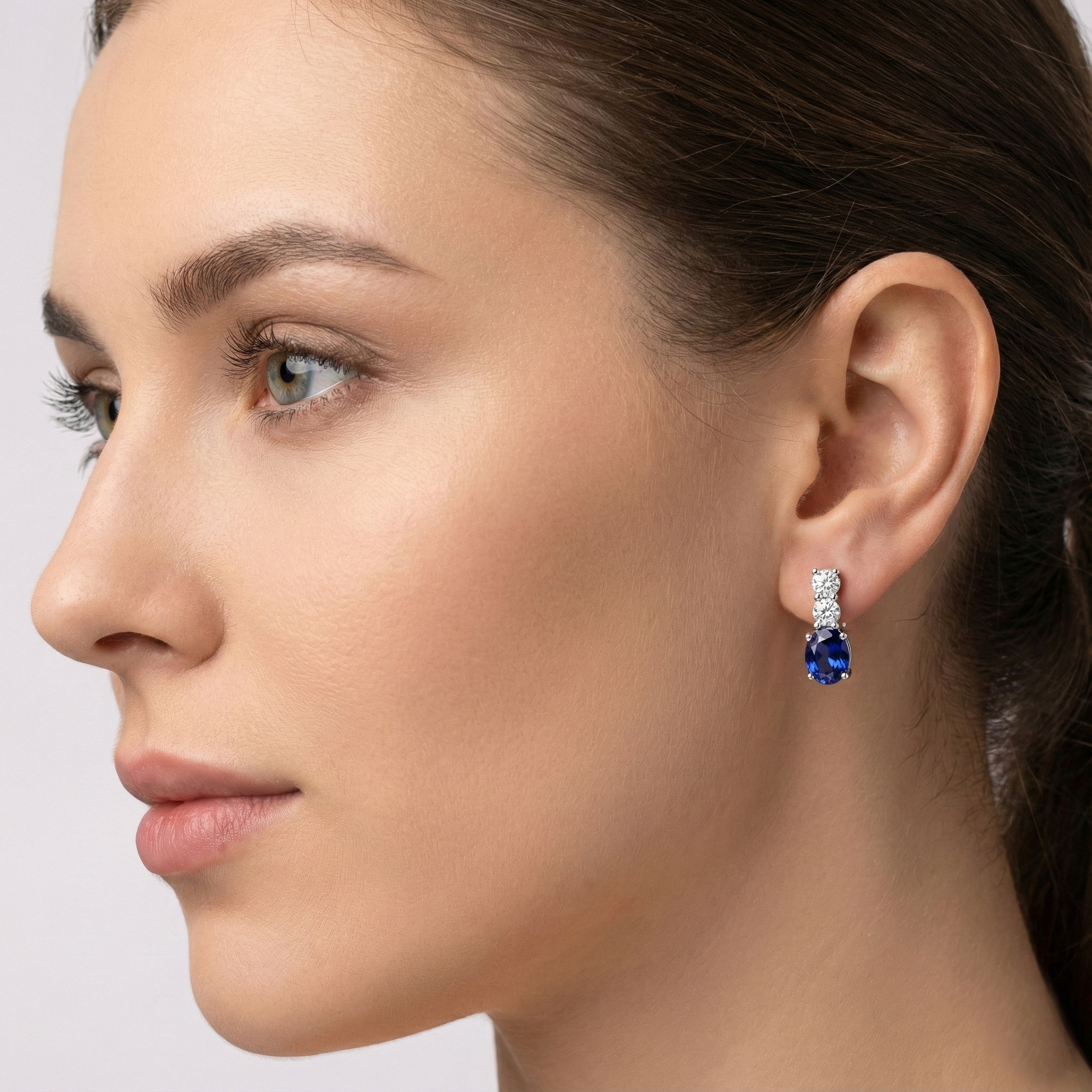 עגילי Nola בזהב לבן 14K בעיצוב תלוי עם ספיר ויהלומי מעבדה