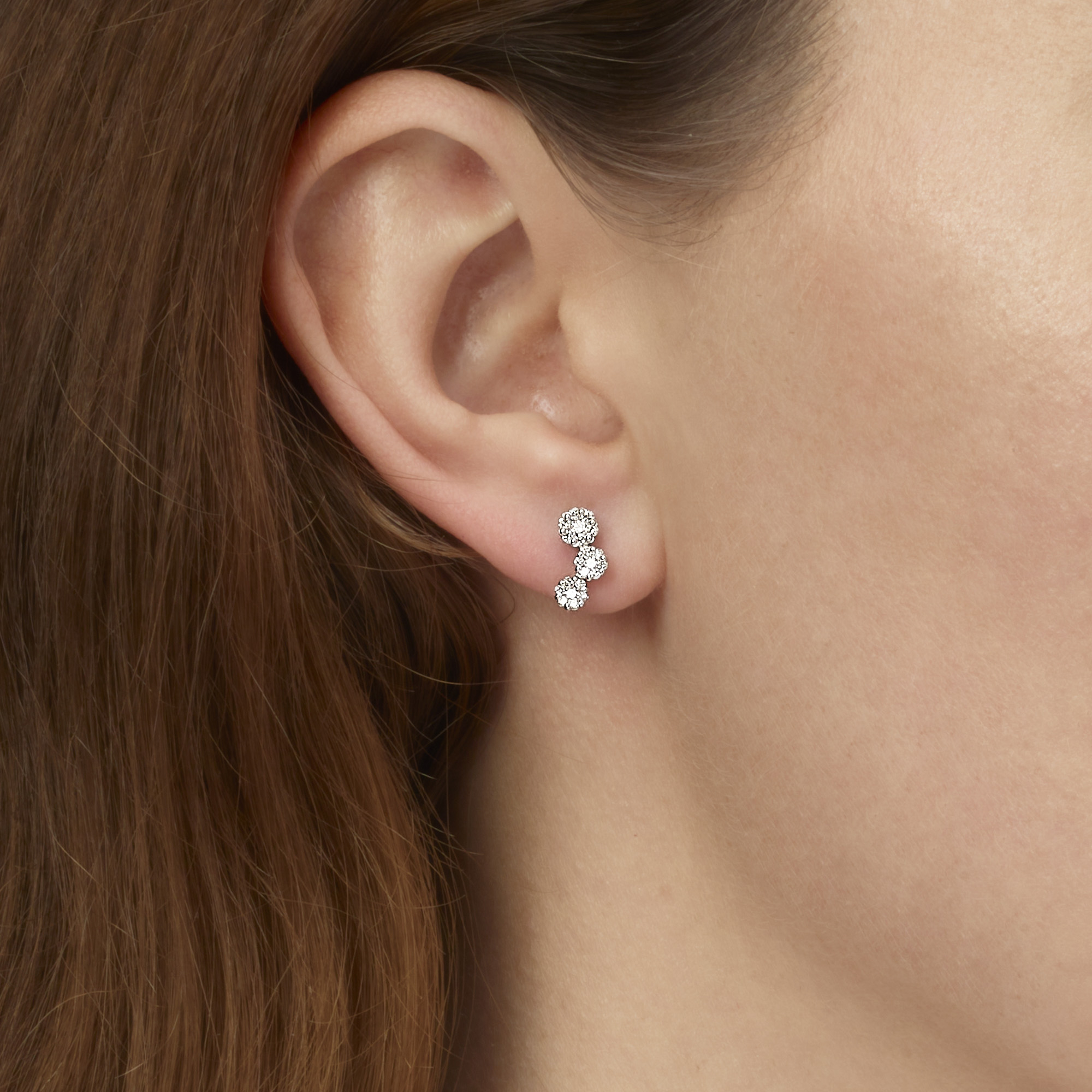 עגילי זהב צמודים משובצים יהלומים