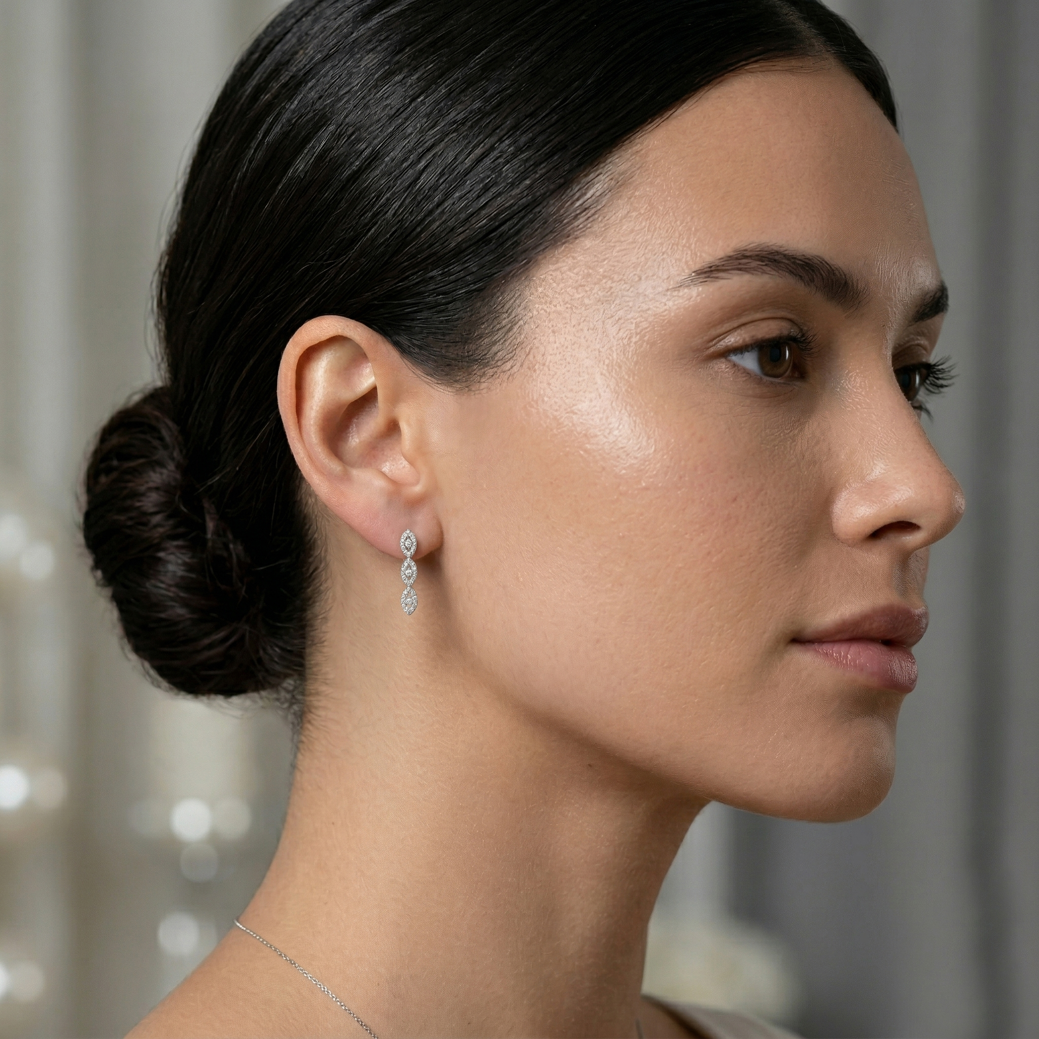 עגילי זהב 14K משובצים יהלומים בעיצוב אובלי תלוי 2 ס"מ