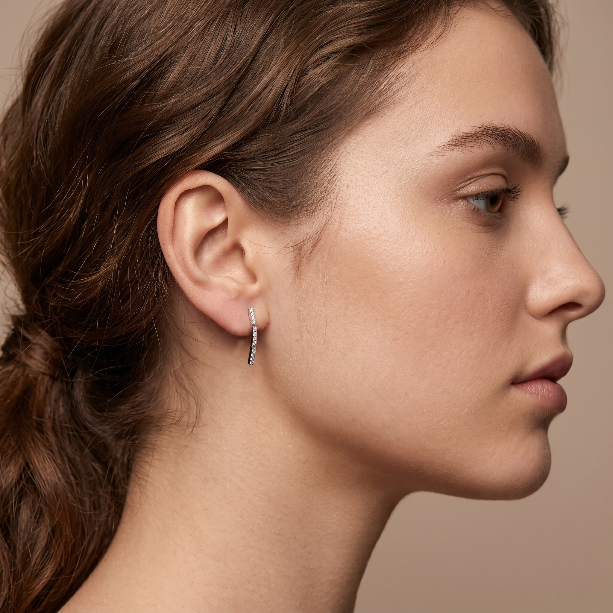 עגילי זהב 14K משובצים יהלומים בעיצוב קו תלוי 2 ס"מ