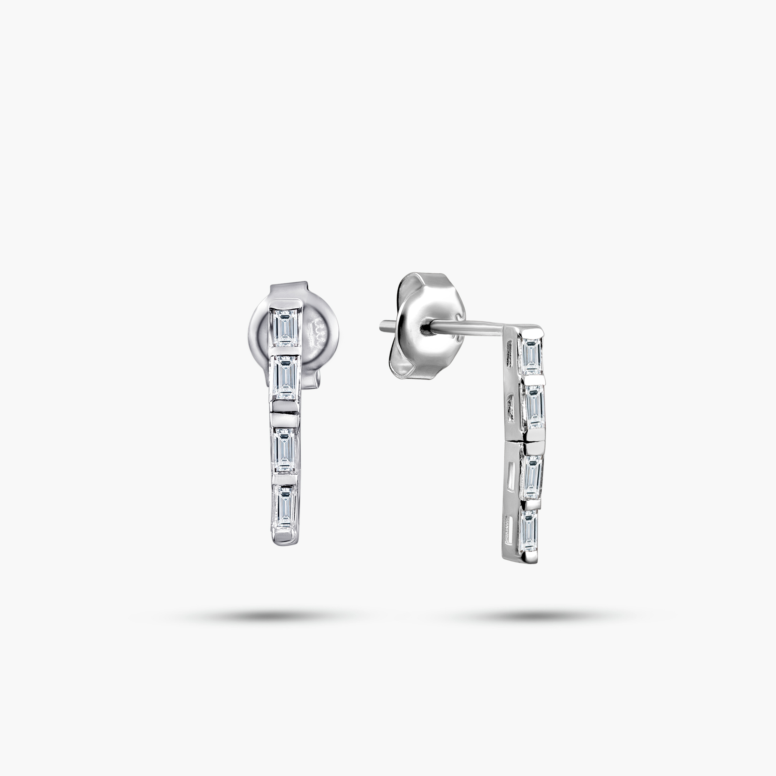 עגילי זהב 14K משובצים יהלומי בגט בעיצוב קו תלוי 1.4 ס"מ