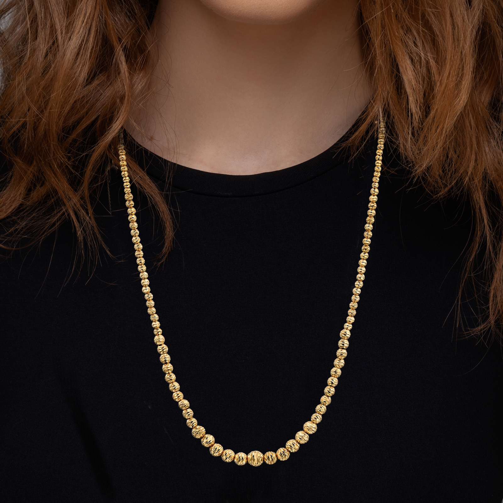 שרשרת זהב הבנויה חרוזים בגדלים משתנים