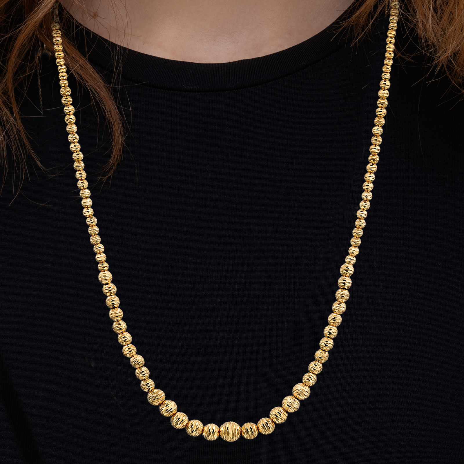 שרשרת זהב הבנויה חרוזים בגדלים משתנים