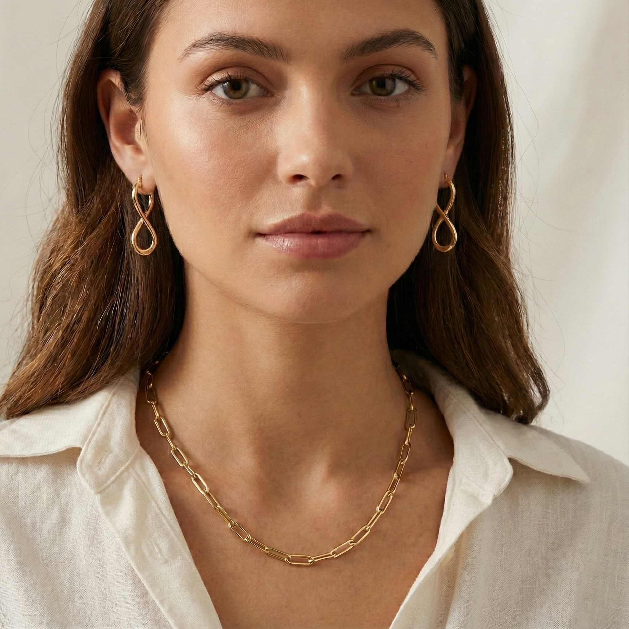 עגיל זהב בצורת אינפיניטי המסמלת אינסוף