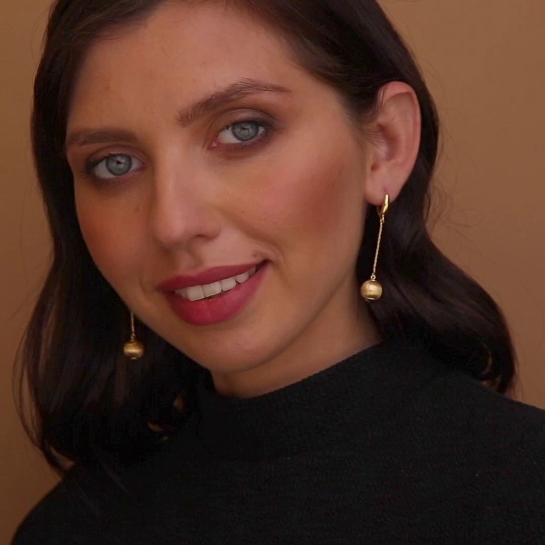 עגילי זהב תלויים באורך 5.5 ס"מ, עם כדור זהב בגימור מט מוברש