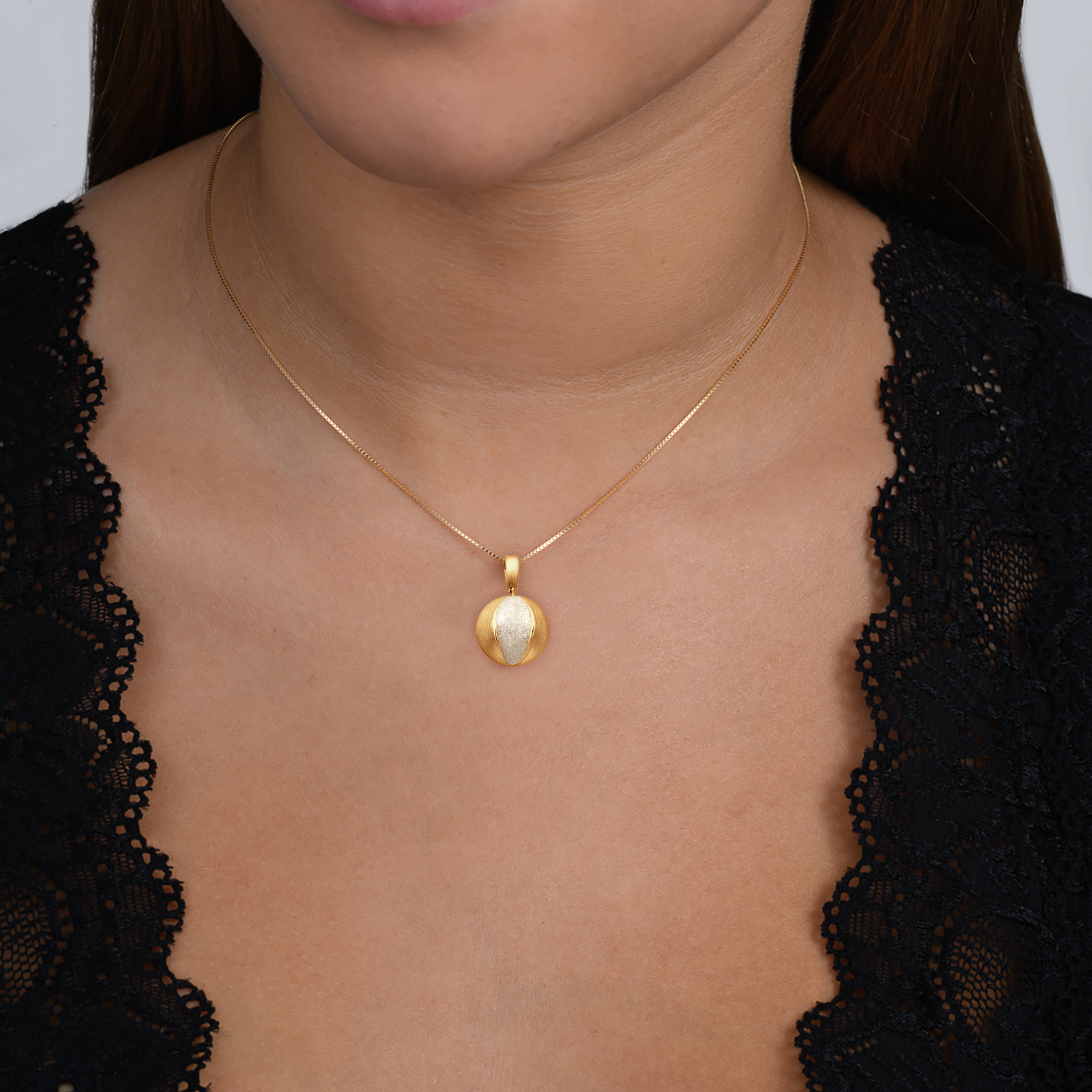 תליון כדור זהב בגימור מט